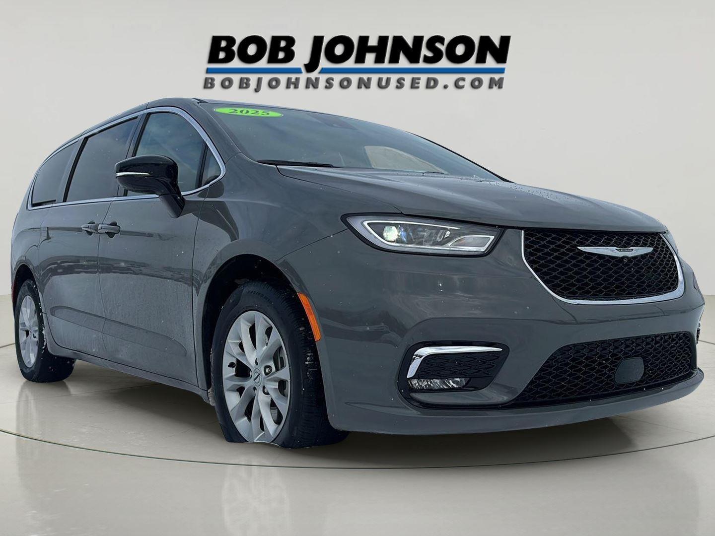 Ceramic Gray Clearcoat 2025 Chrysler Pacifica Select AWD Minivan All-Wheel Drive 9-Speed Automatic