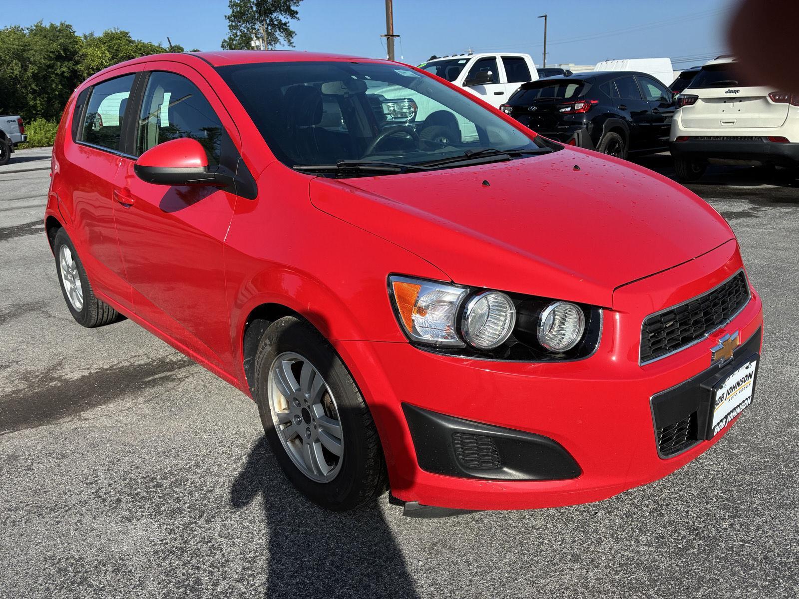 2015 Chevrolet Sonic Rojo (Red Hot) Hatchback Tracción delantera 6 velocidades Automática