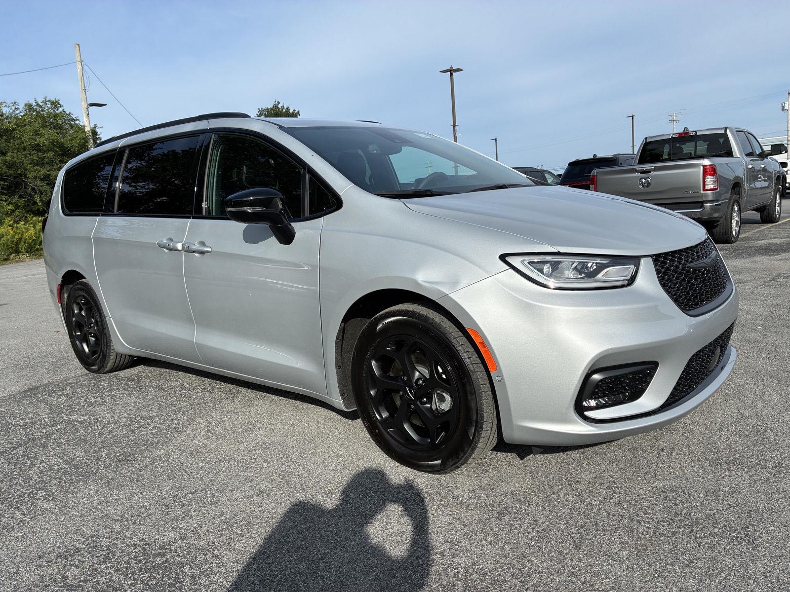 2024 Chrysler Pacifica Hybrid Premium S Appearance FWD