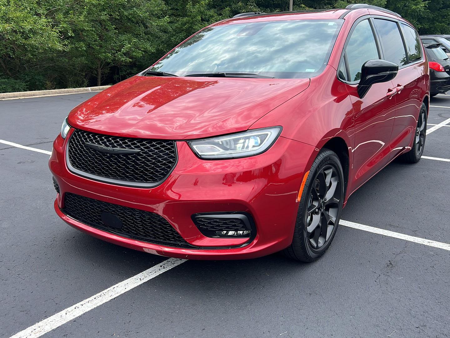Red Hot Pearlcoat 2025 Chrysler Pacifica Minivan Front-Wheel Drive 9-Speed Automatic