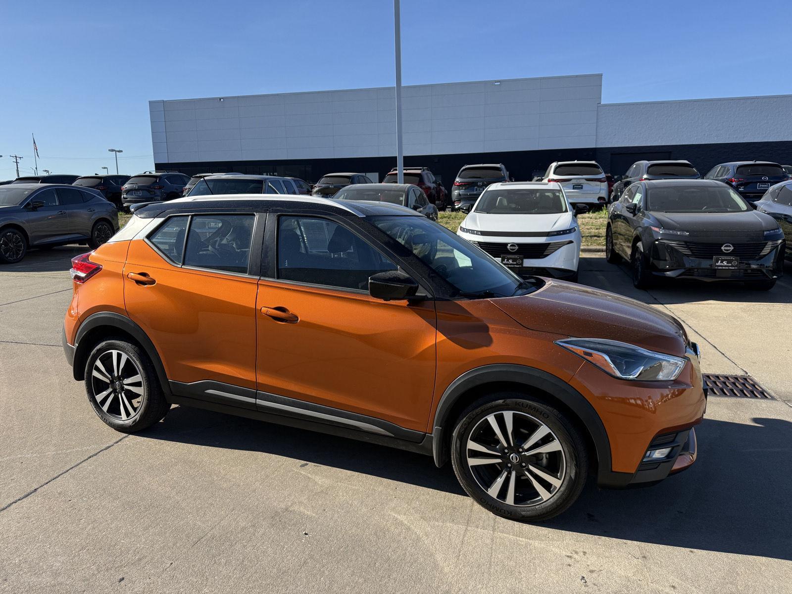 Monarch Orange/Super Black 2020 Nissan Kicks SR FWD SUV / Crossover Front-Wheel Drive Continuously Variable Transmission