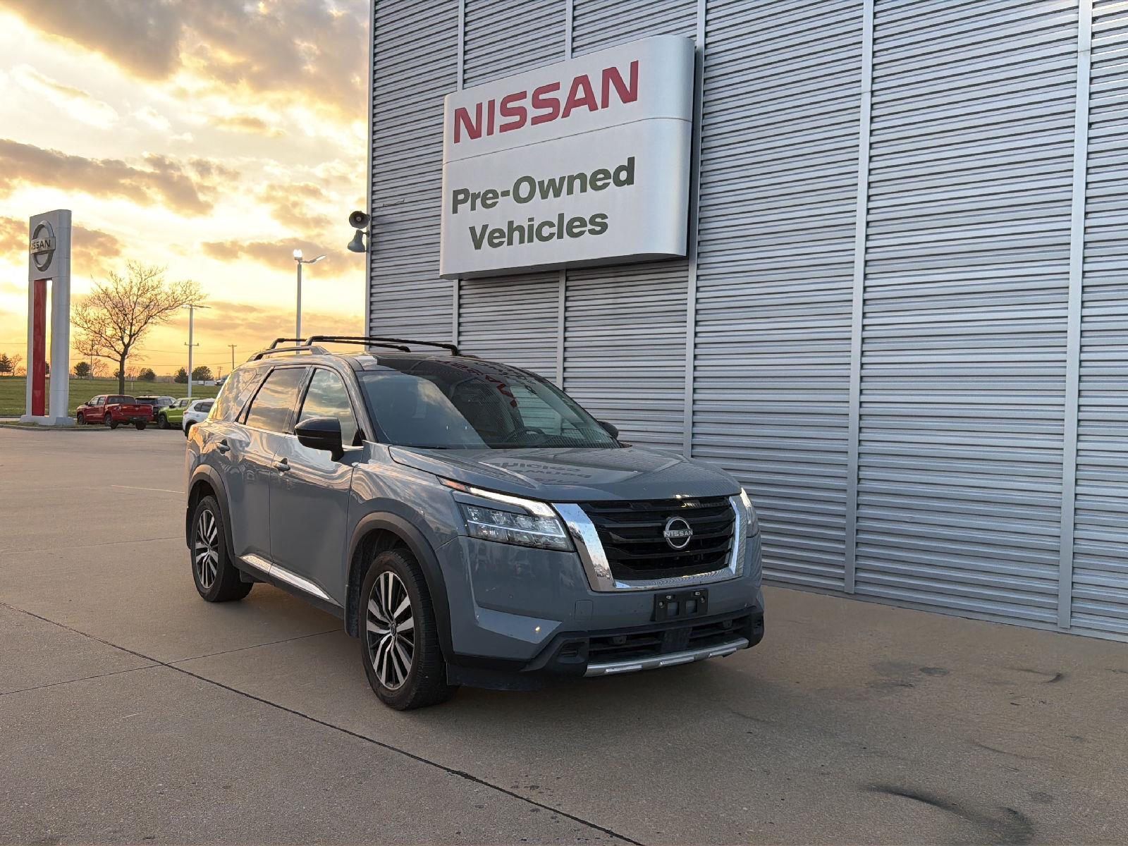Solid Gray/Super Black 2023 Nissan Pathfinder Platinum 4WD SUV / Crossover All-Wheel Drive Automatic