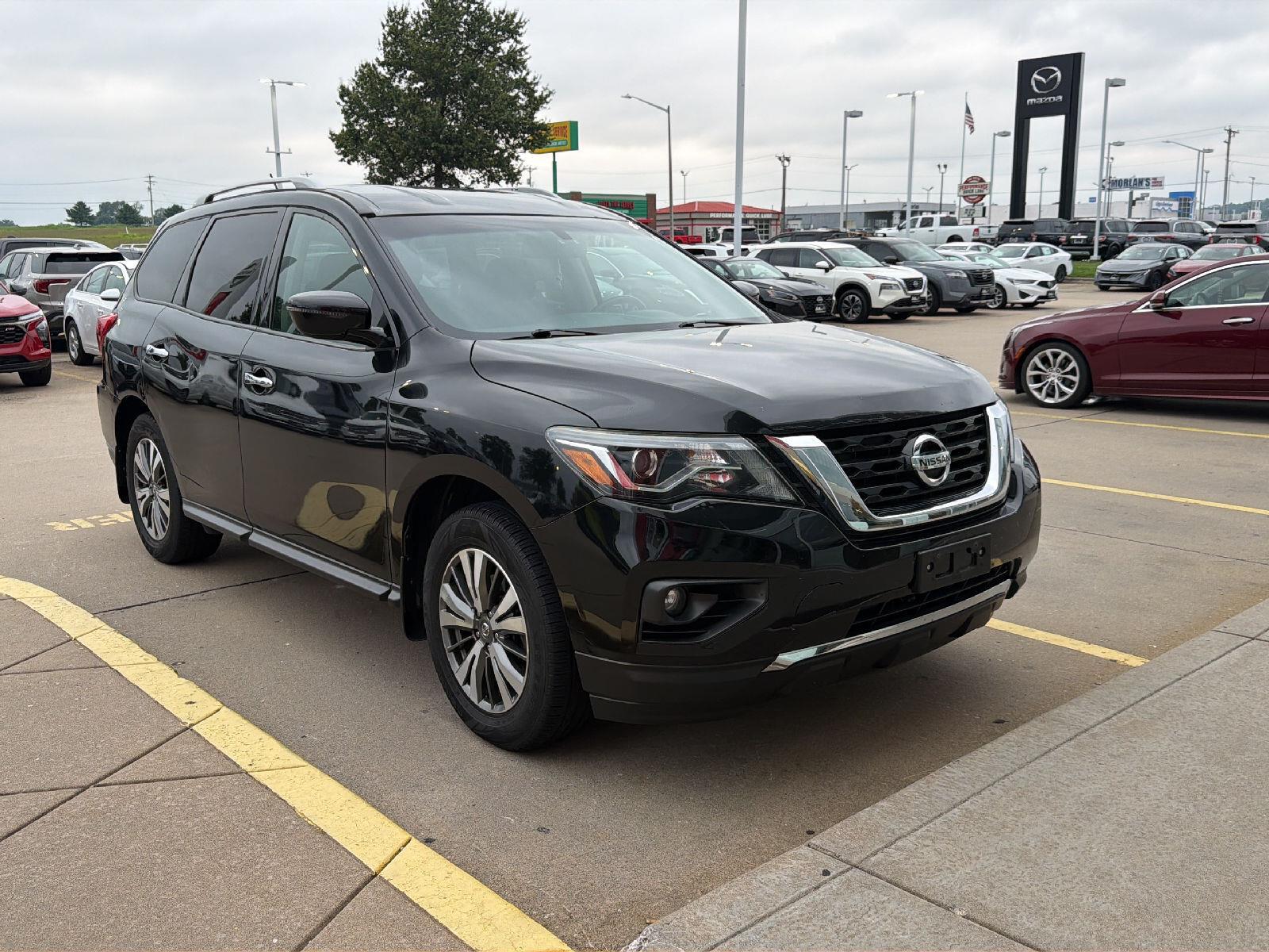 Gray (Magnetic Black Metallic) 2017 Nissan Pathfinder SUV / Crossover Four-Wheel Drive Continuously Variable Transmission