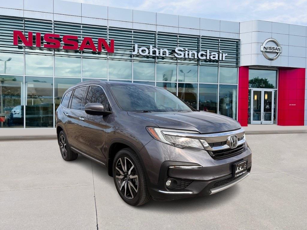 2020 Honda Pilot Touring AWD with Rear Captain's Chairs