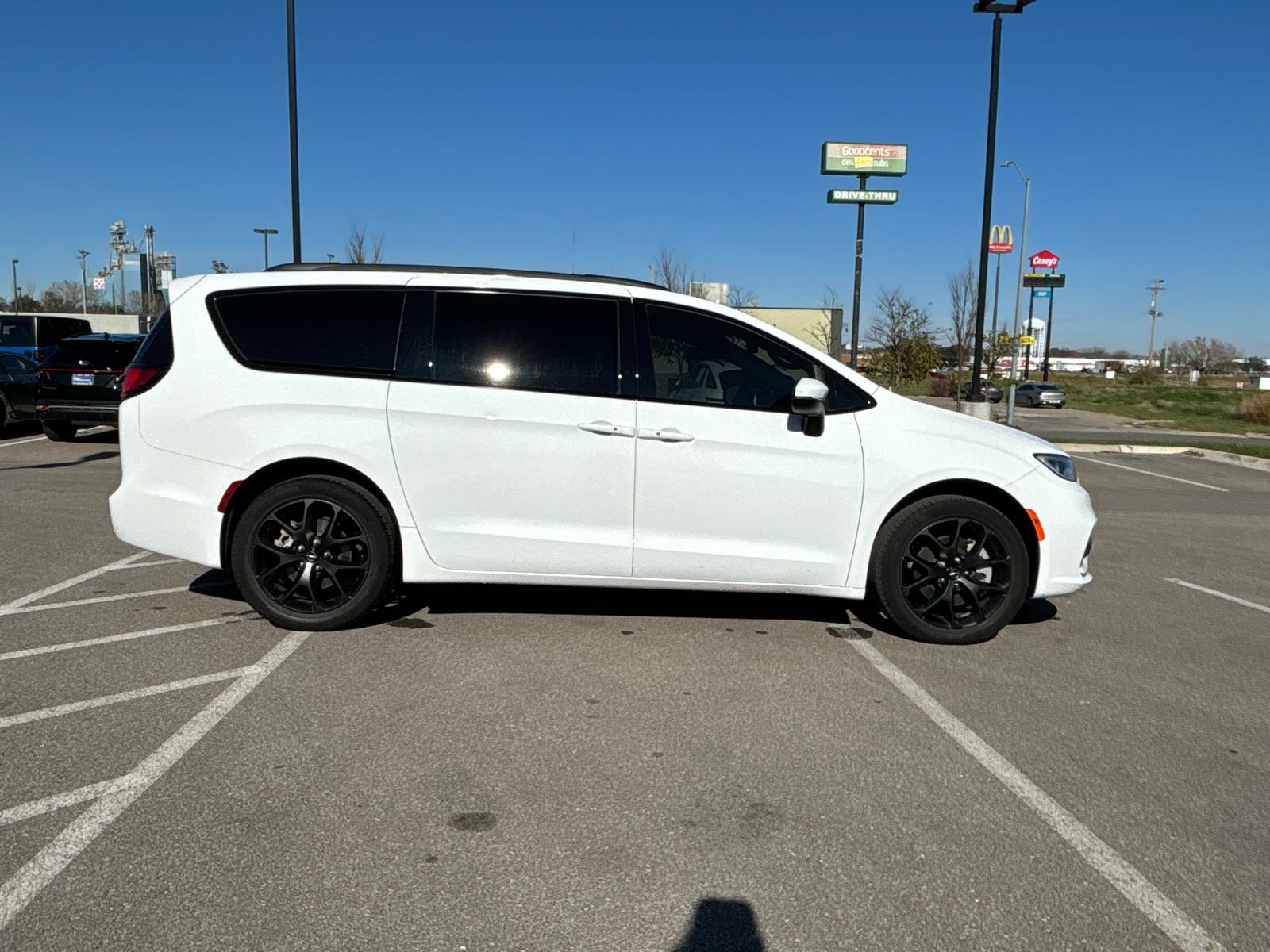 2023 Chrysler Pacifica Touring L 4