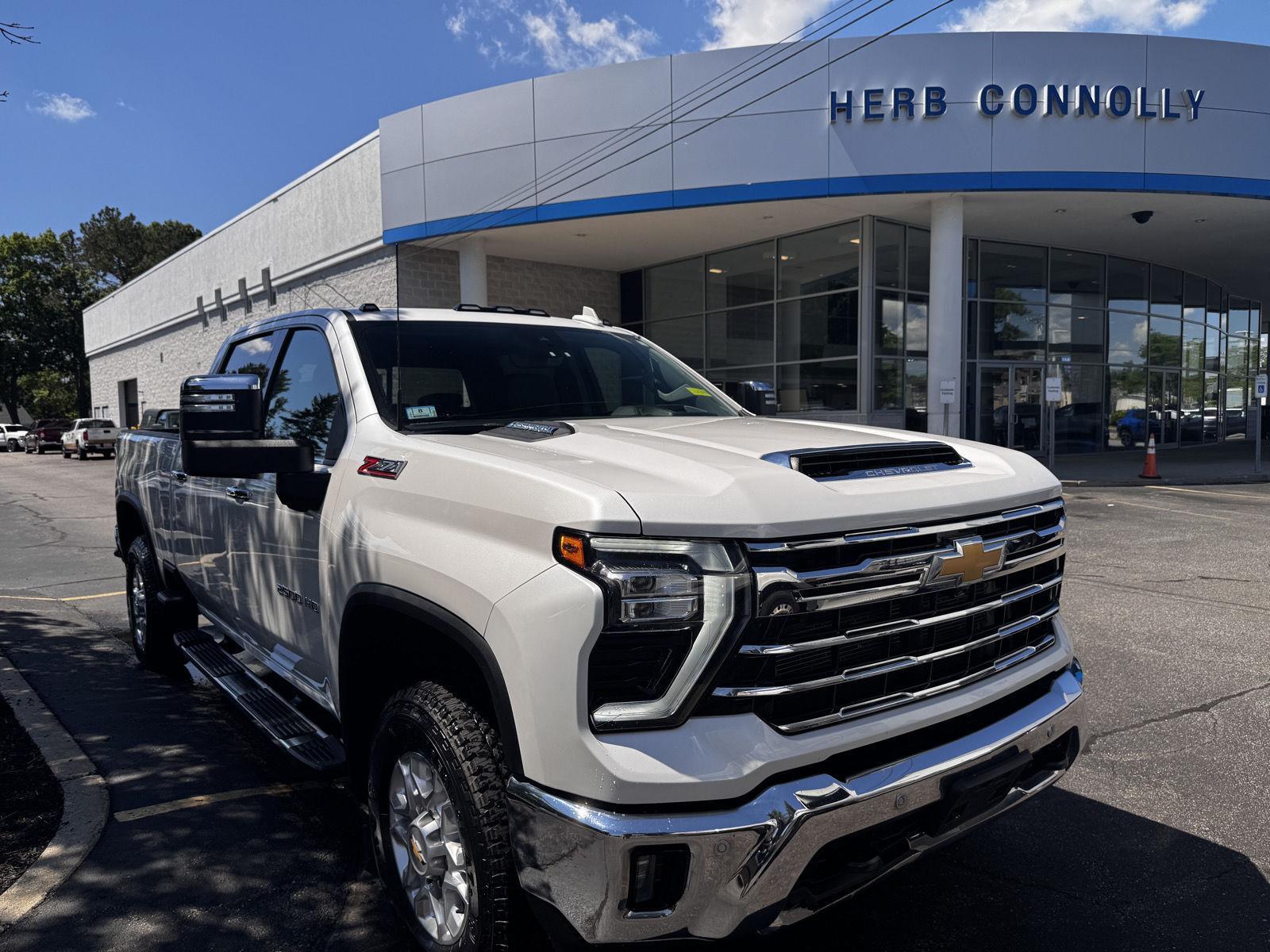 White (Iridescent Pearl Tricoat) 2024 Chevrolet Silverado 2500HD Pickup Truck Four-Wheel Drive Automatic