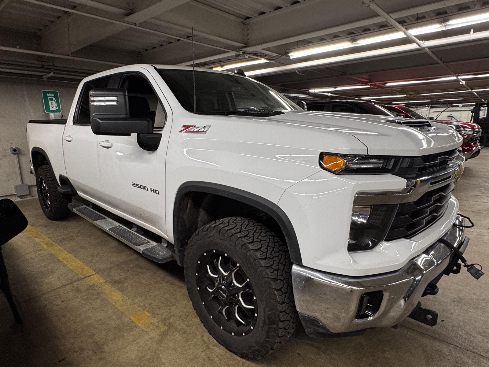 Summit White 2024 Chevrolet Silverado 2500HD Pickup Truck Four-Wheel Drive Automatic