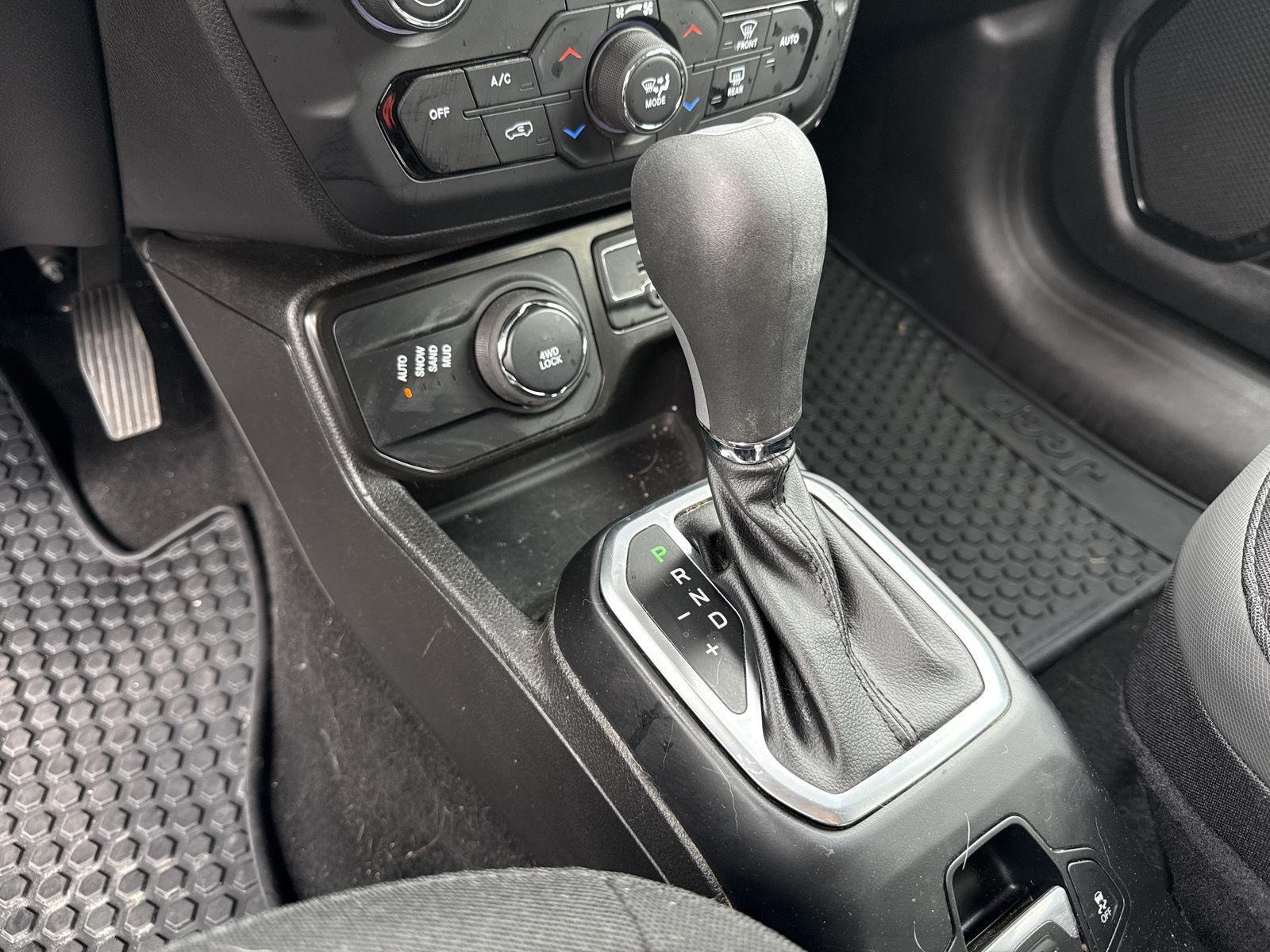 Used 2023 Black Clearcoat Jeep Altitude image 10