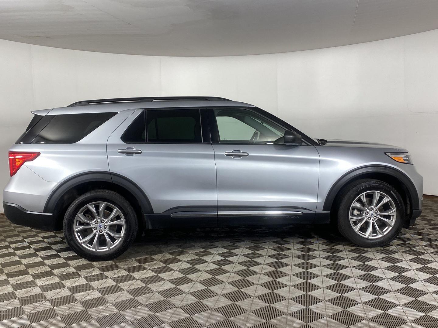 Used 2023 Iconic Silver Ford XLT image 4
