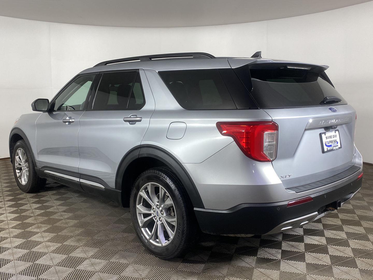 Used 2023 Iconic Silver Ford XLT image 8