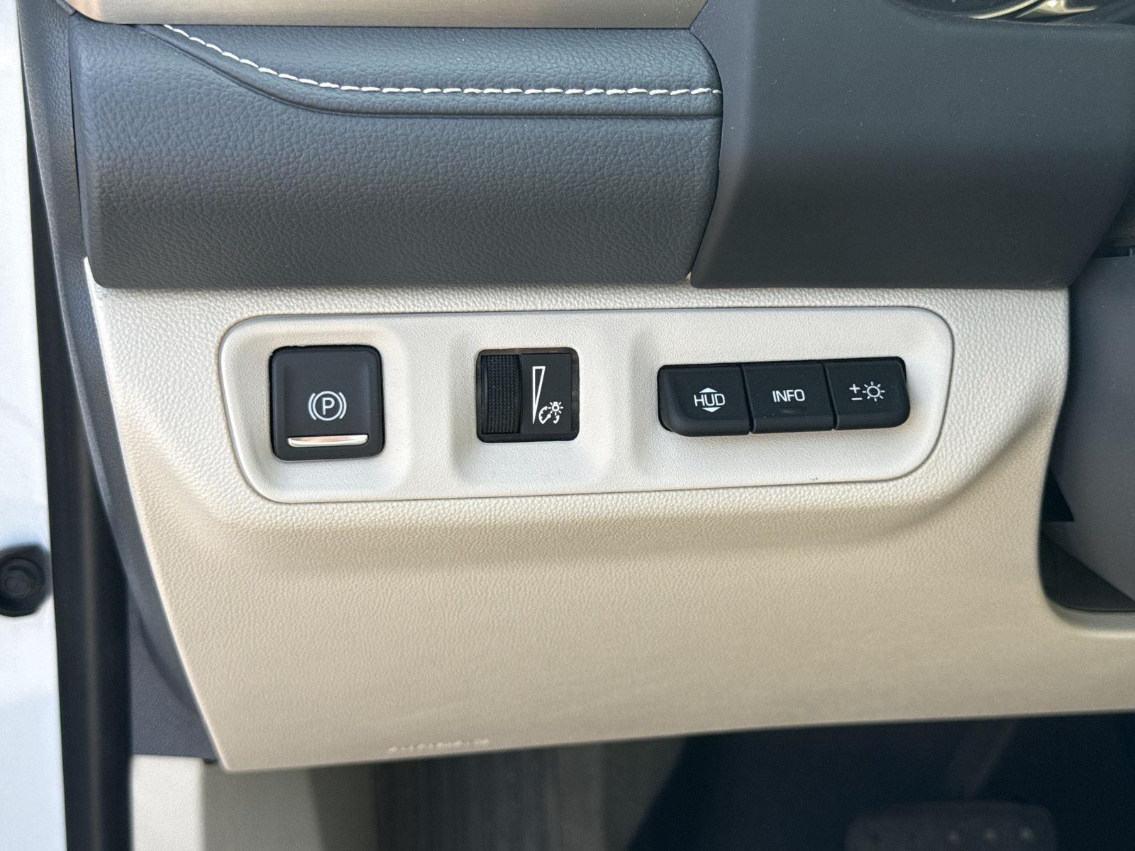 Used 2023 White Frost Tricoat GMC Denali image 15