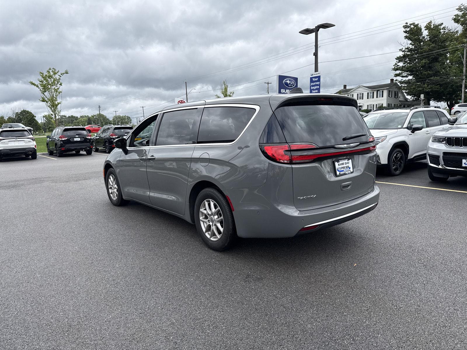 Used 2025 Ceramic Gray Clearcoat Chrysler Select image 5