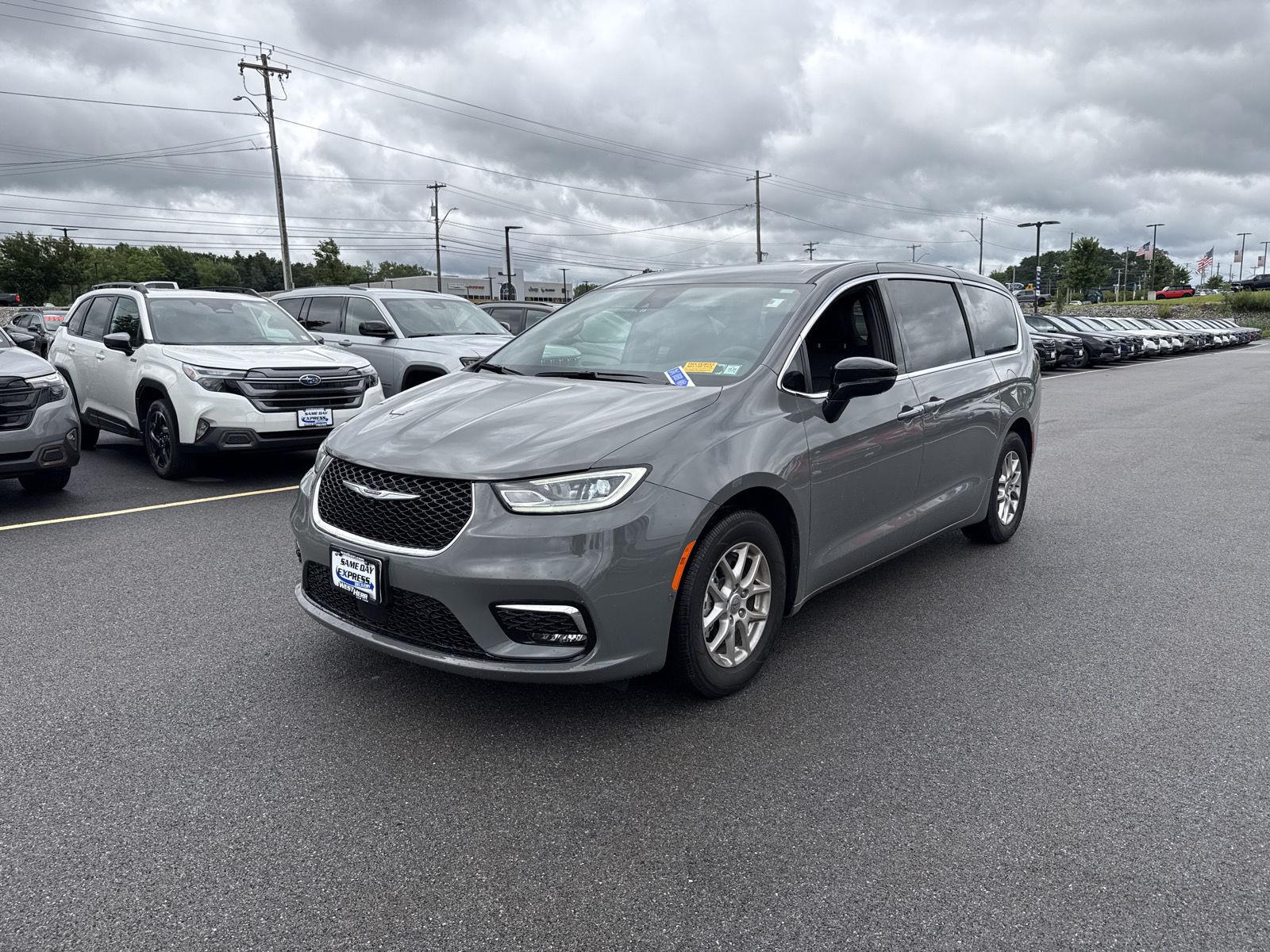 Used 2025 Ceramic Gray Clearcoat Chrysler Select image 6