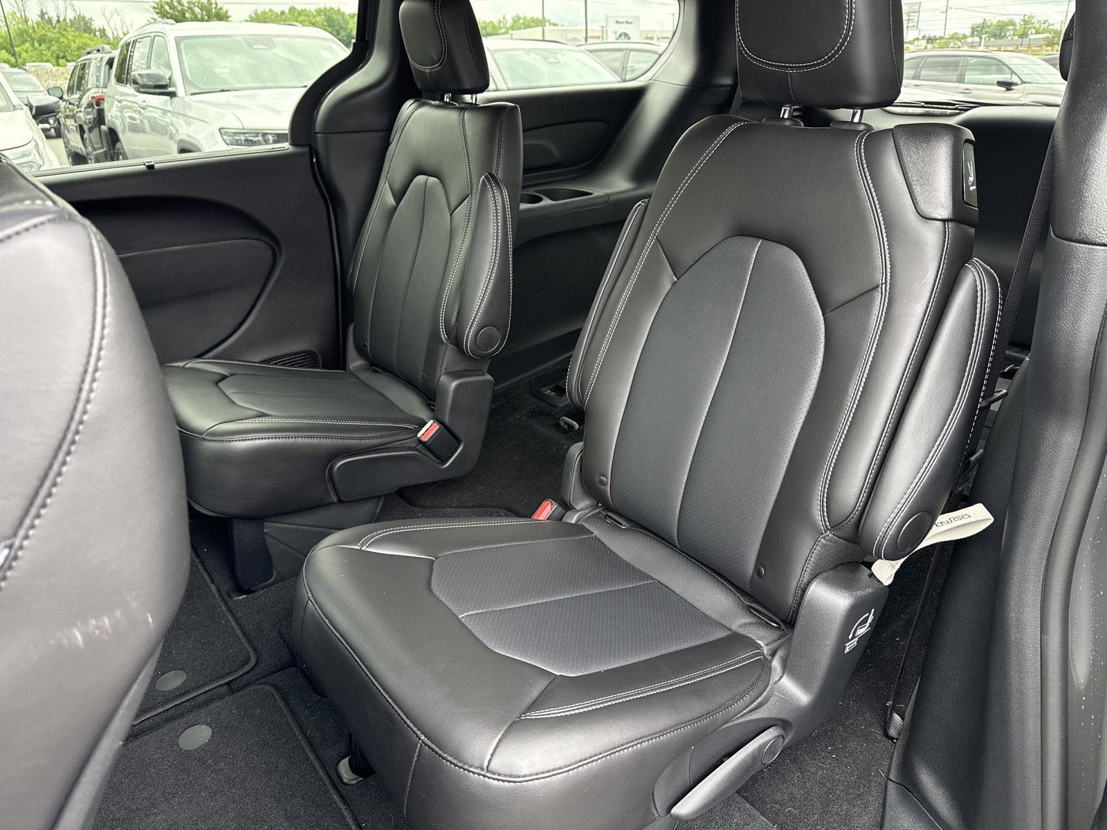 Used 2025 Ceramic Gray Clearcoat Chrysler Select image 9