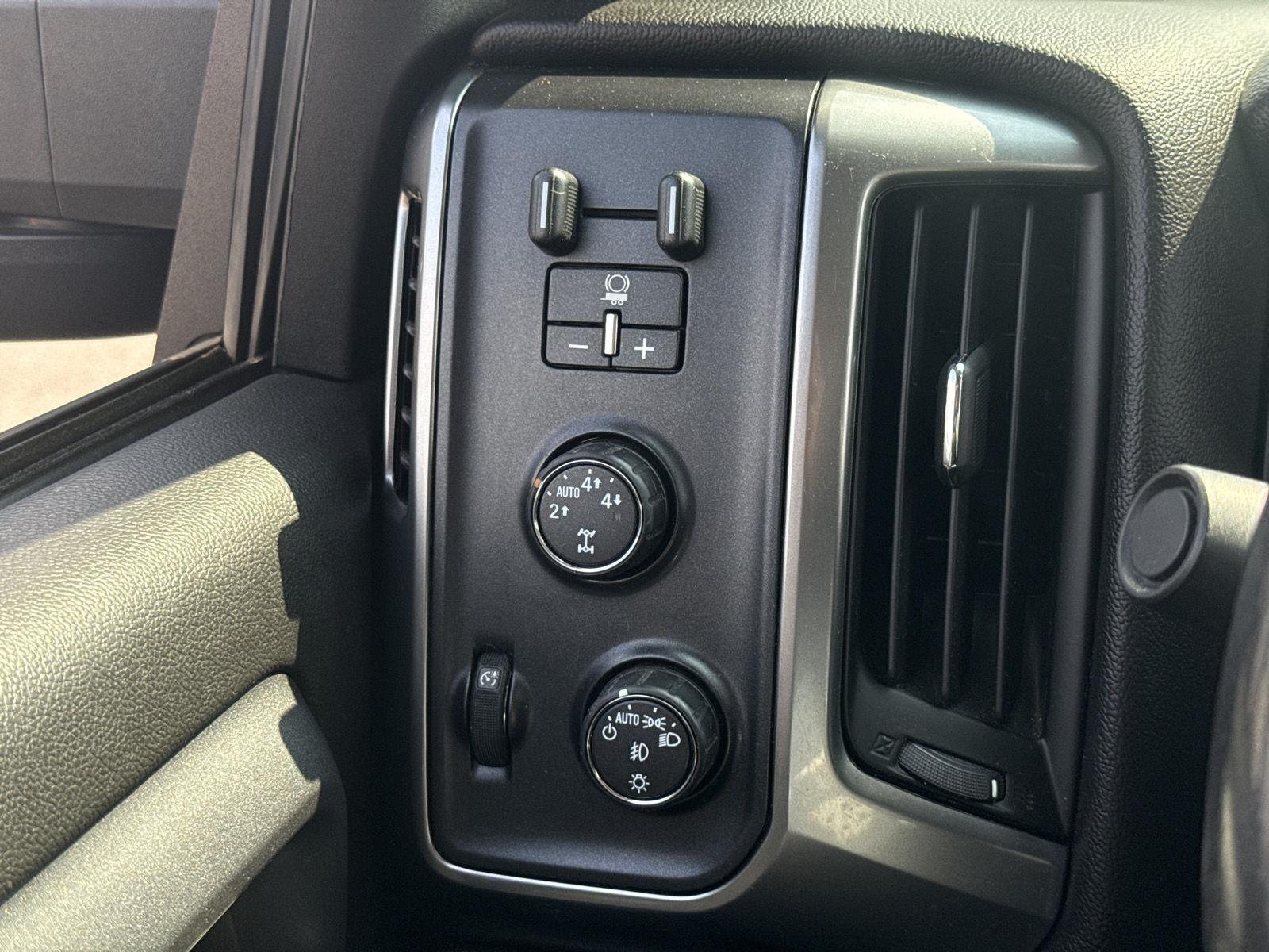Used 2016 Deep Ocean Blue Metallic Chevrolet LT image 17