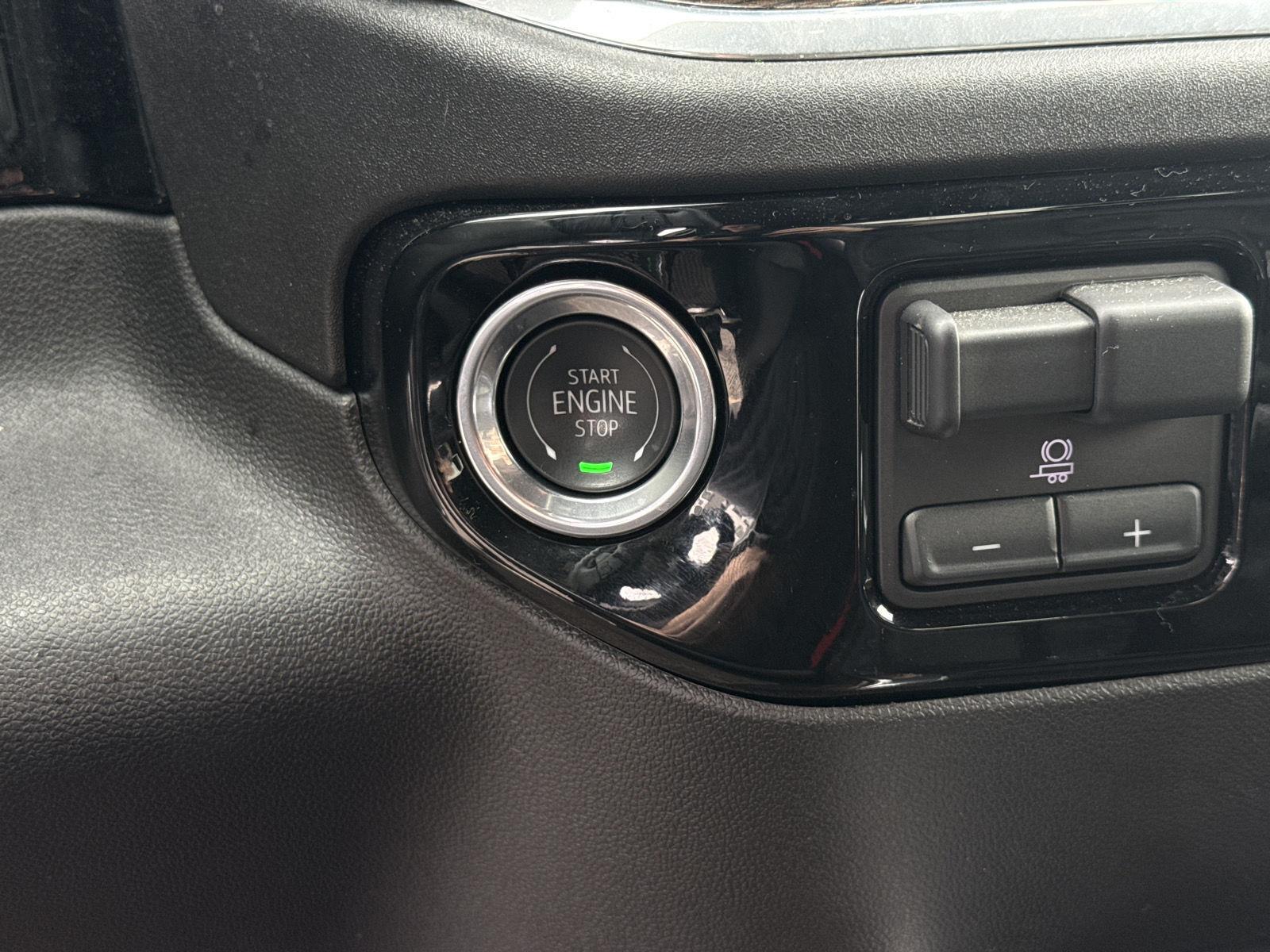 Used 2025 Summit White Chevrolet RST image 14