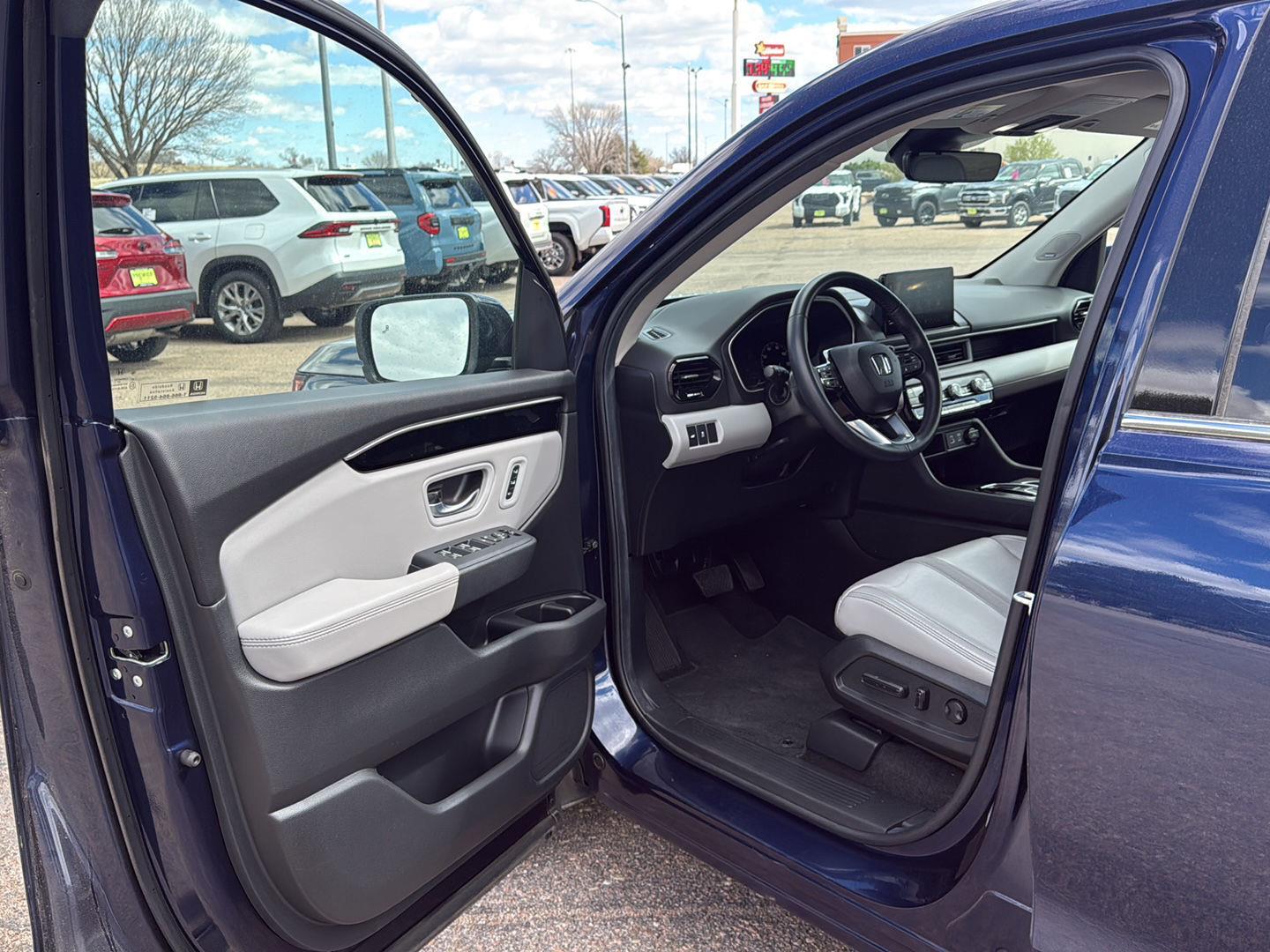 View vehicle photo 7