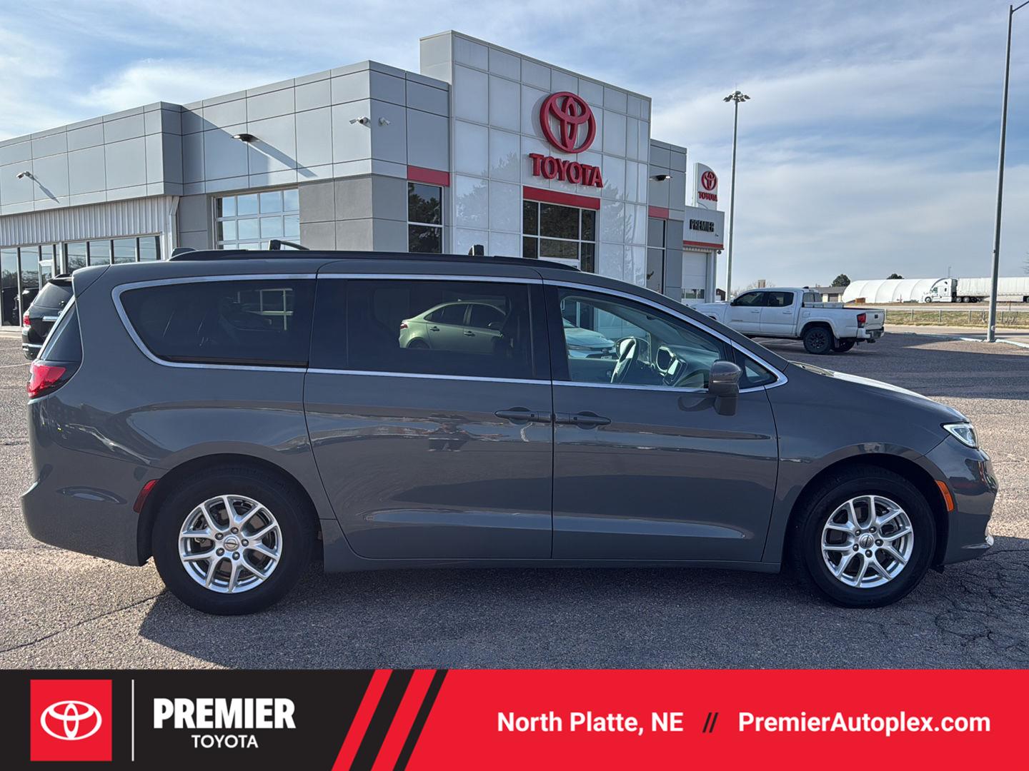 2022 Chrysler Pacifica Touring L's photo