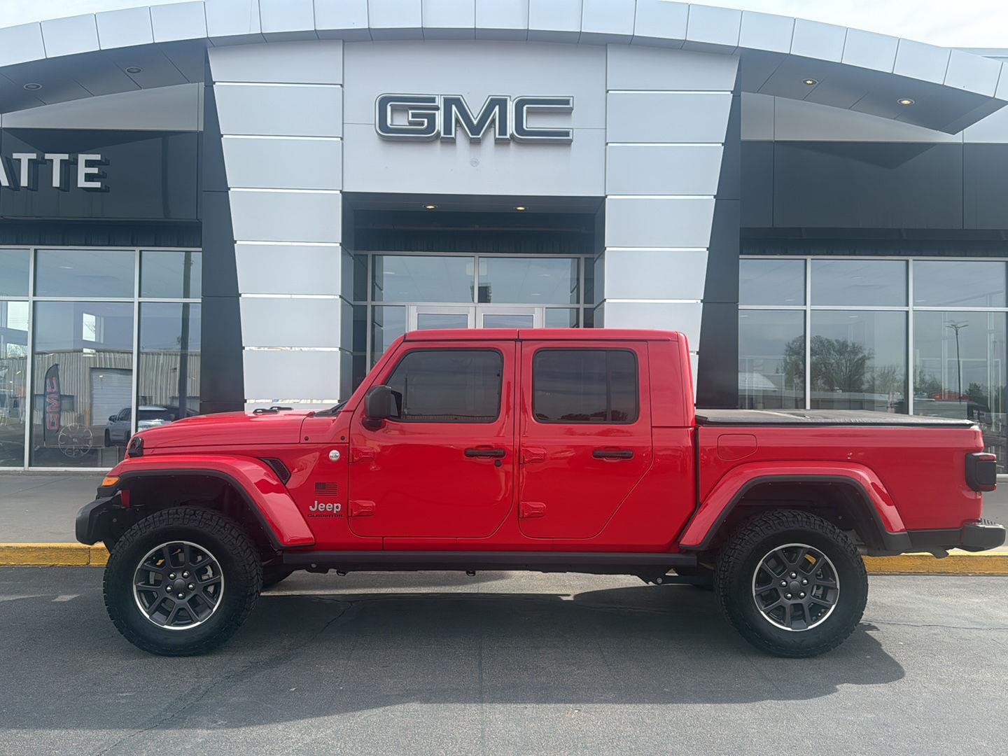 Firecracker Red Clearcoat 2022 Jeep Gladiator Pickup Truck Four-Wheel Drive 8-Speed Automatic