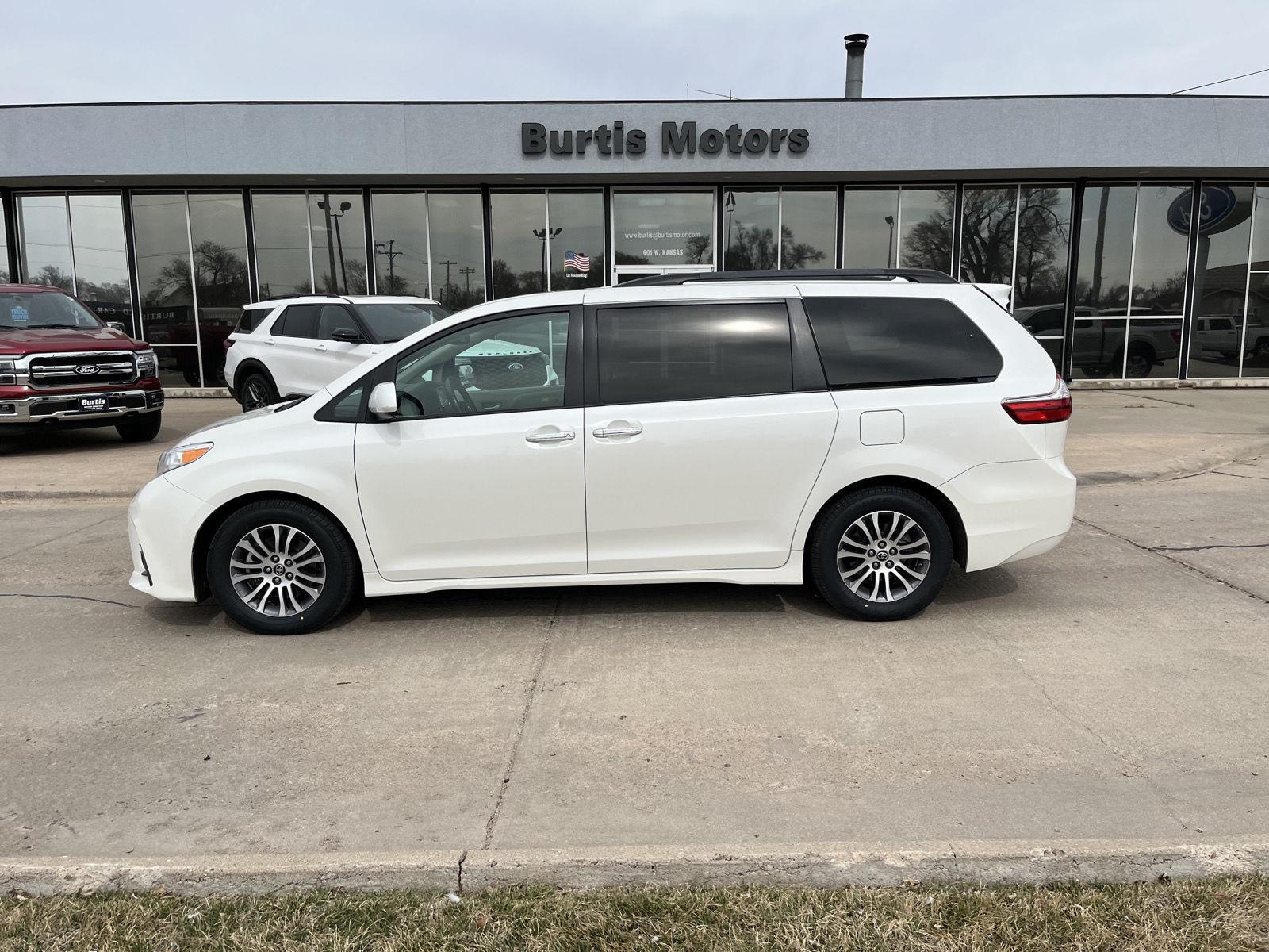 2020 Toyota Sienna XLE 7-Passenger FWD with Auto-Access Seat