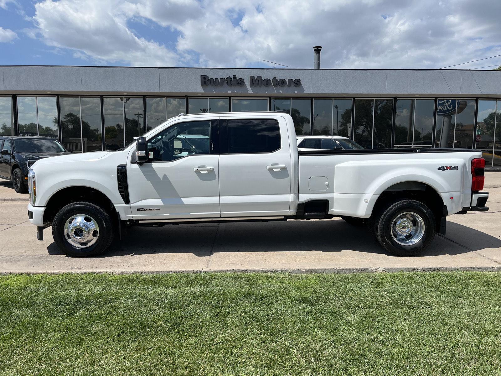 Star White Metallic Tri-Coat 2026 Ford F-350 Super Duty Pickup Truck Four-Wheel Drive Automatic
