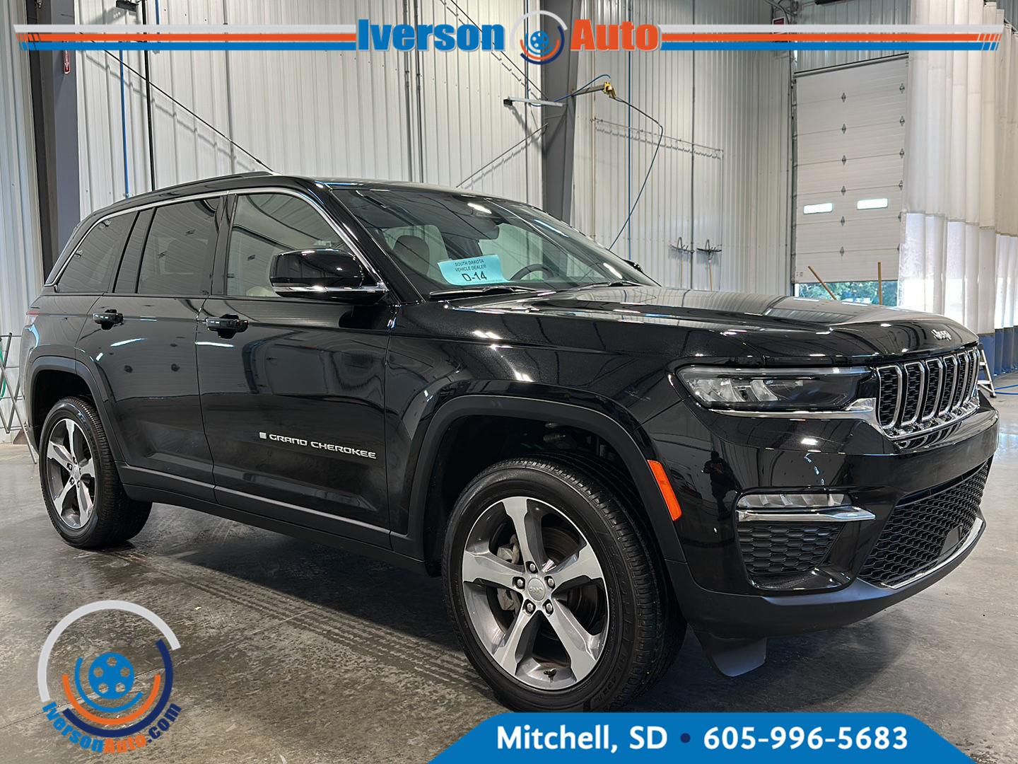 Diamond Black Crystal Pearlcoat 2025 Jeep Grand Cherokee SUV / Crossover Four-Wheel Drive 8-Speed Automatic