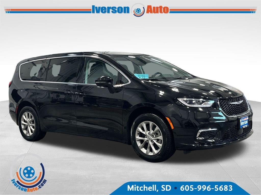 Diamond Black Crystal Pearlcoat 2024 Chrysler Pacifica Minivan All-Wheel Drive 9-Speed Automatic