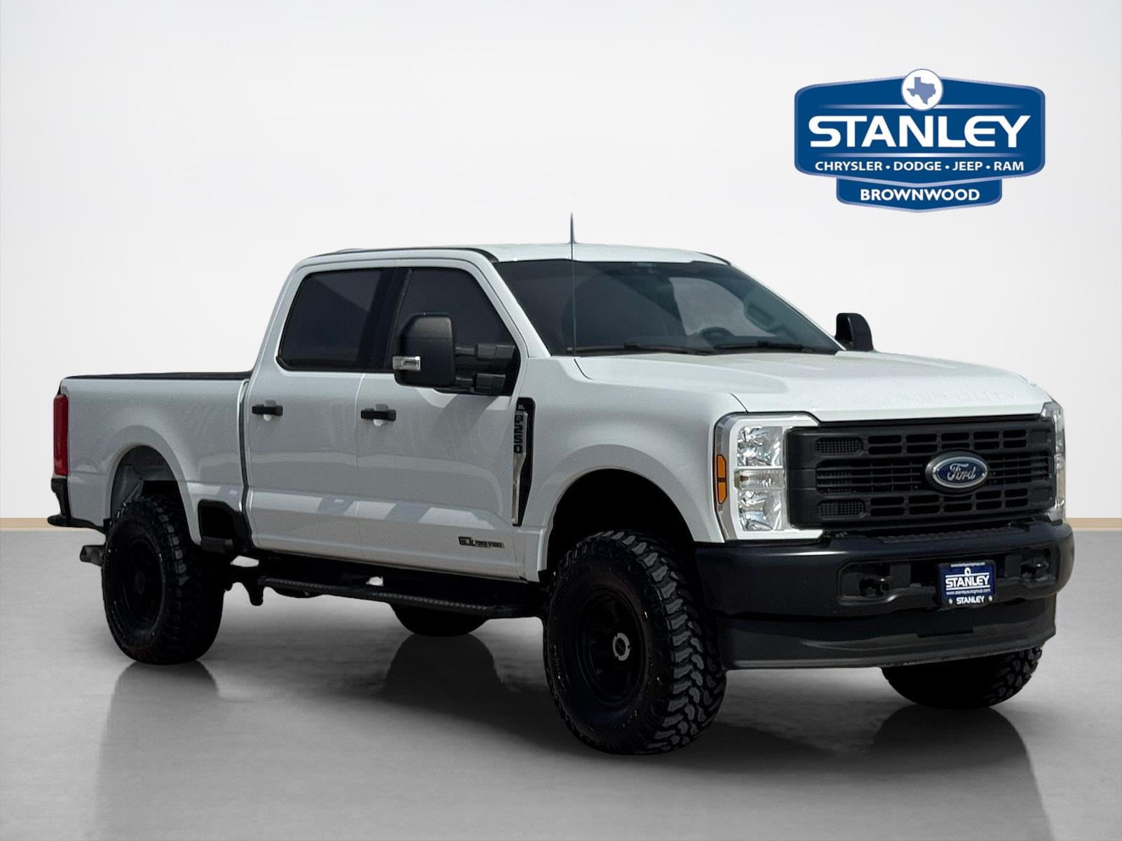 Oxford White 2025 Ford F-250 Super Duty XL Crew Cab 4WD Pickup Truck Four-Wheel Drive Automatic