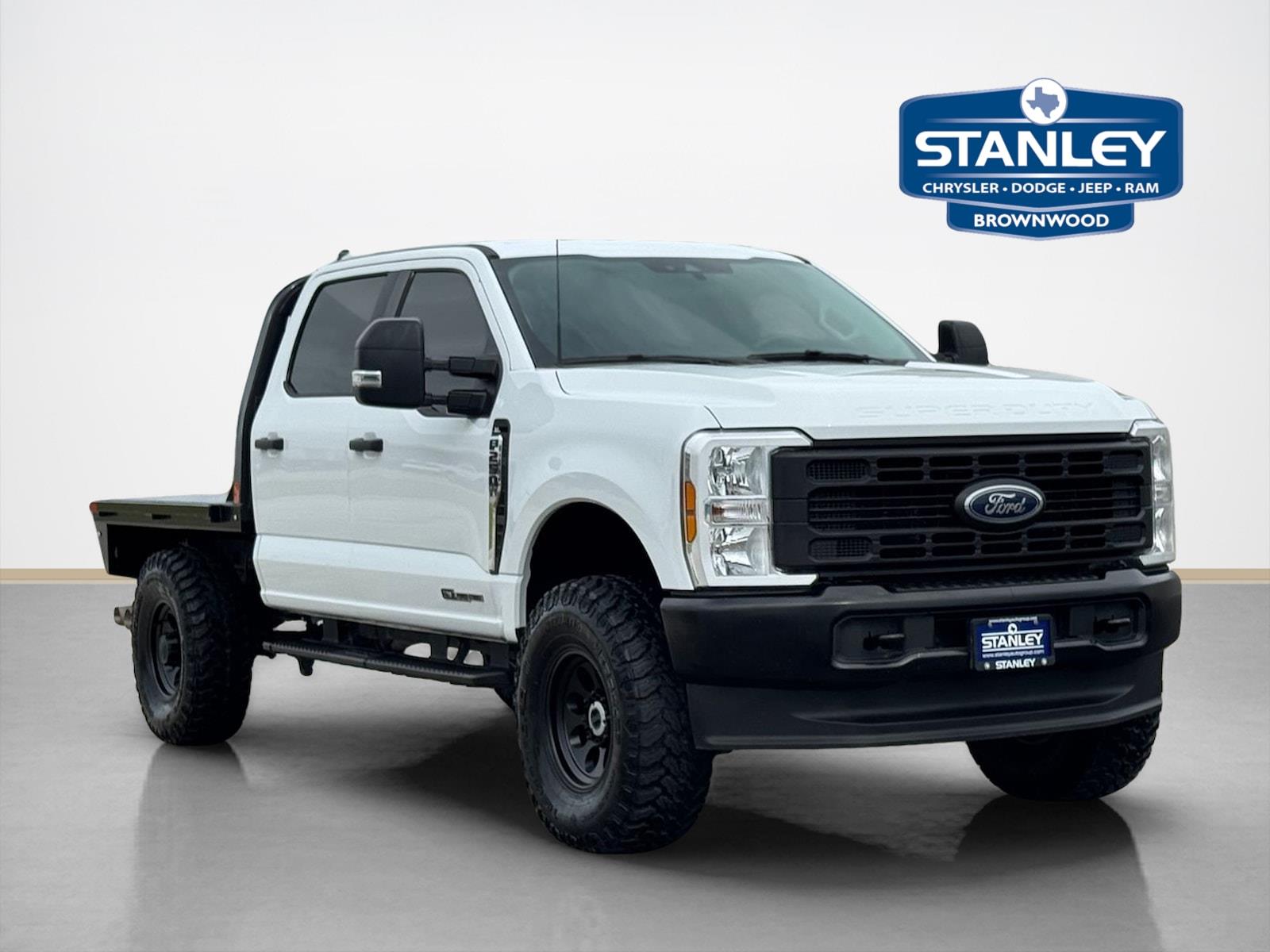 Oxford White 2025 Ford F-250 Super Duty XL Crew Cab 4WD Pickup Truck Four-Wheel Drive Automatic