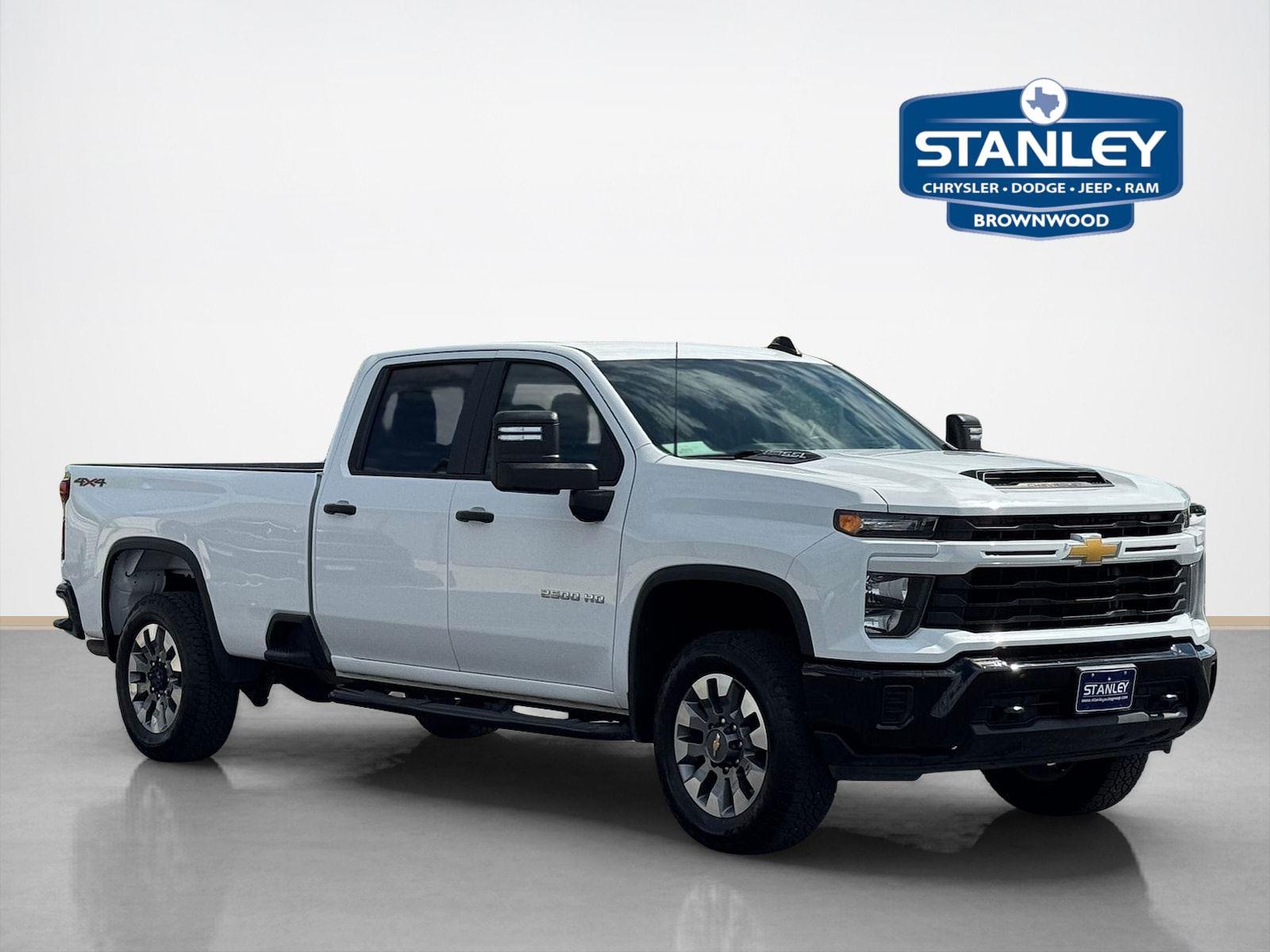 Summit White 2025 Chevrolet Silverado 2500HD Custom Crew Cab 4WD Pickup Truck Four-Wheel Drive 10-Speed Automatic