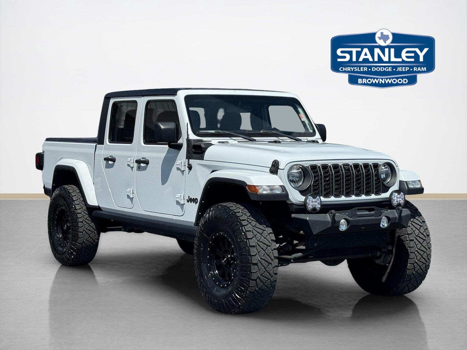 Bright White Clearcoat 2022 Jeep Gladiator Pickup Truck Four-Wheel Drive 8-Speed Automatic