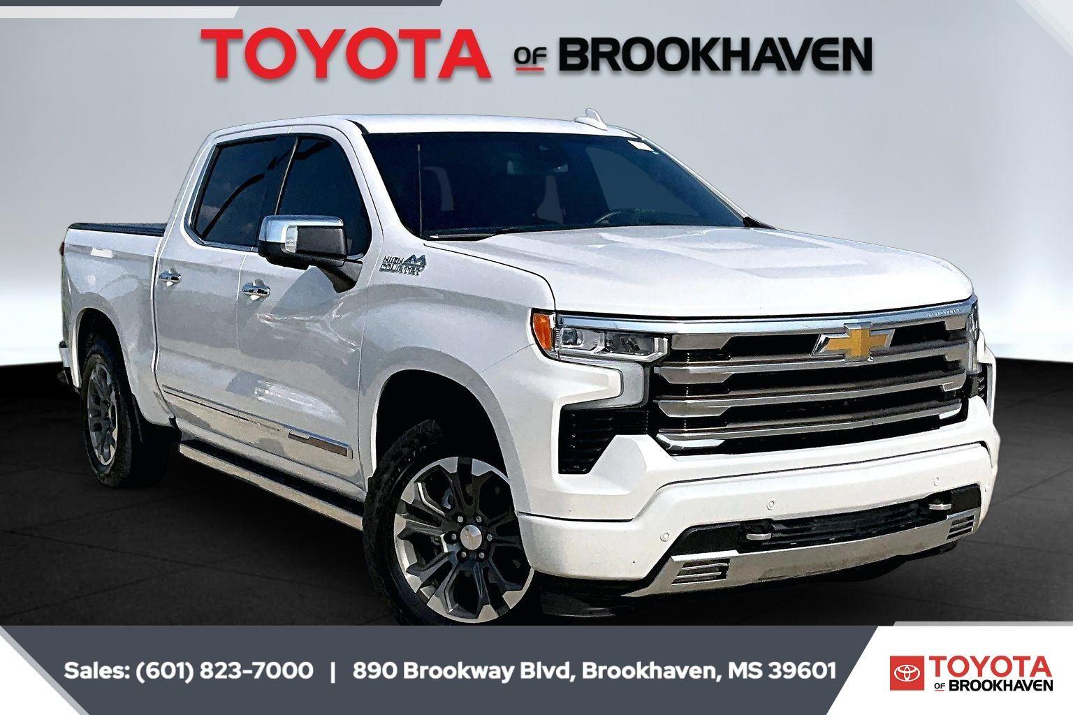 White (Iridescent Pearl Tricoat) 2022 Chevrolet Silverado 1500 High Country Crew Cab 4WD Pickup Truck Four-Wheel Drive Automatic