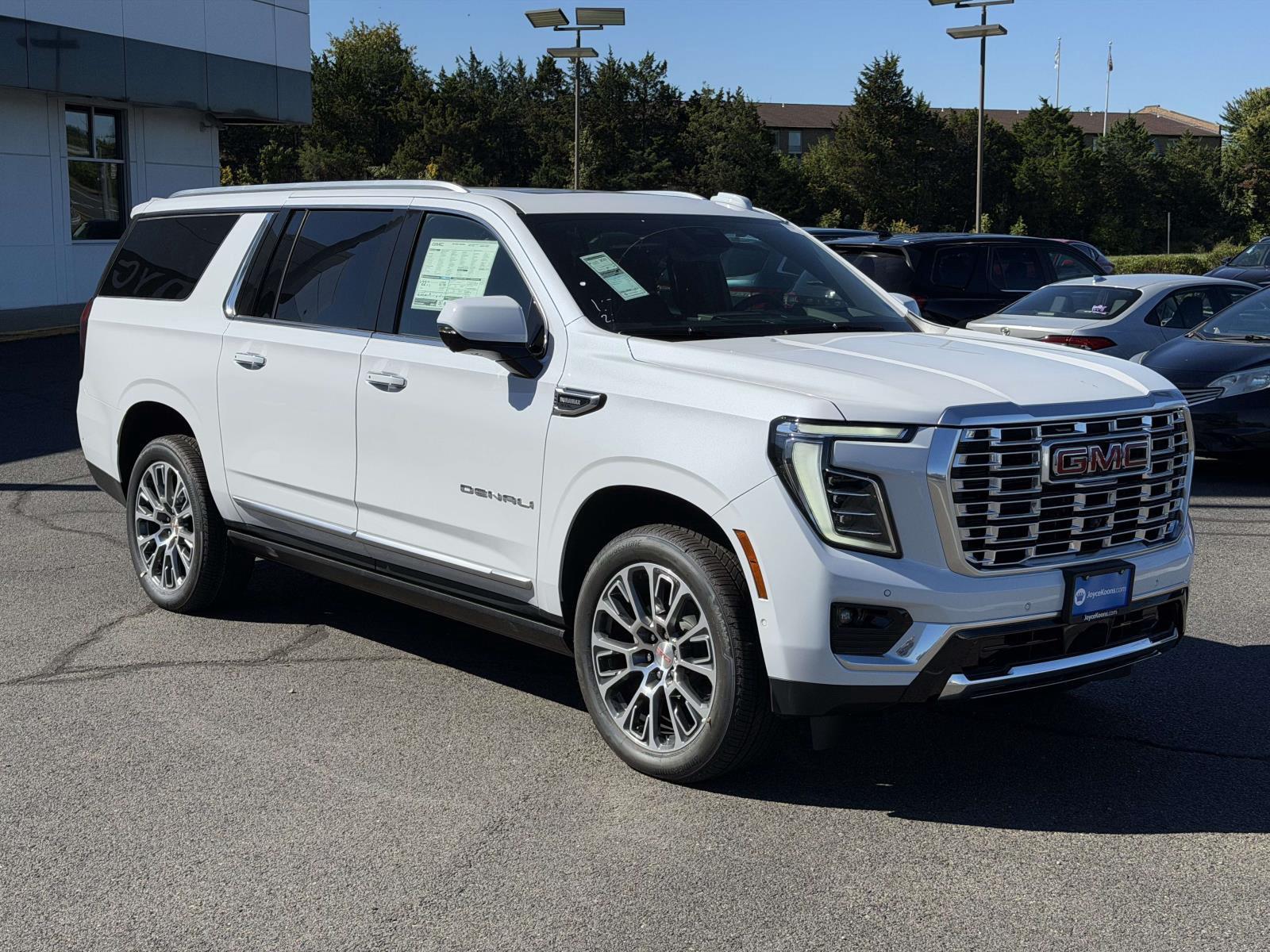 Glacier White Tricoat 2026 GMC Yukon XL SUV / Crossover Four-Wheel Drive Automatic