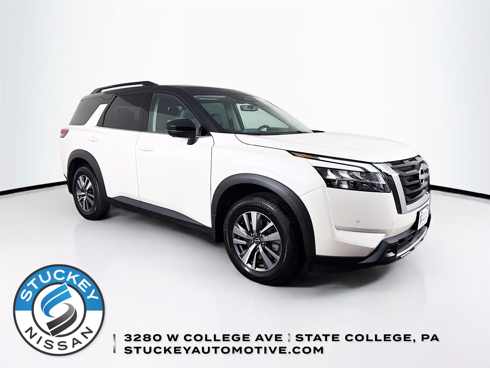 Pearl White Tricoat/Super Black 2024 Nissan Pathfinder SUV / Crossover All-Wheel Drive Automatic