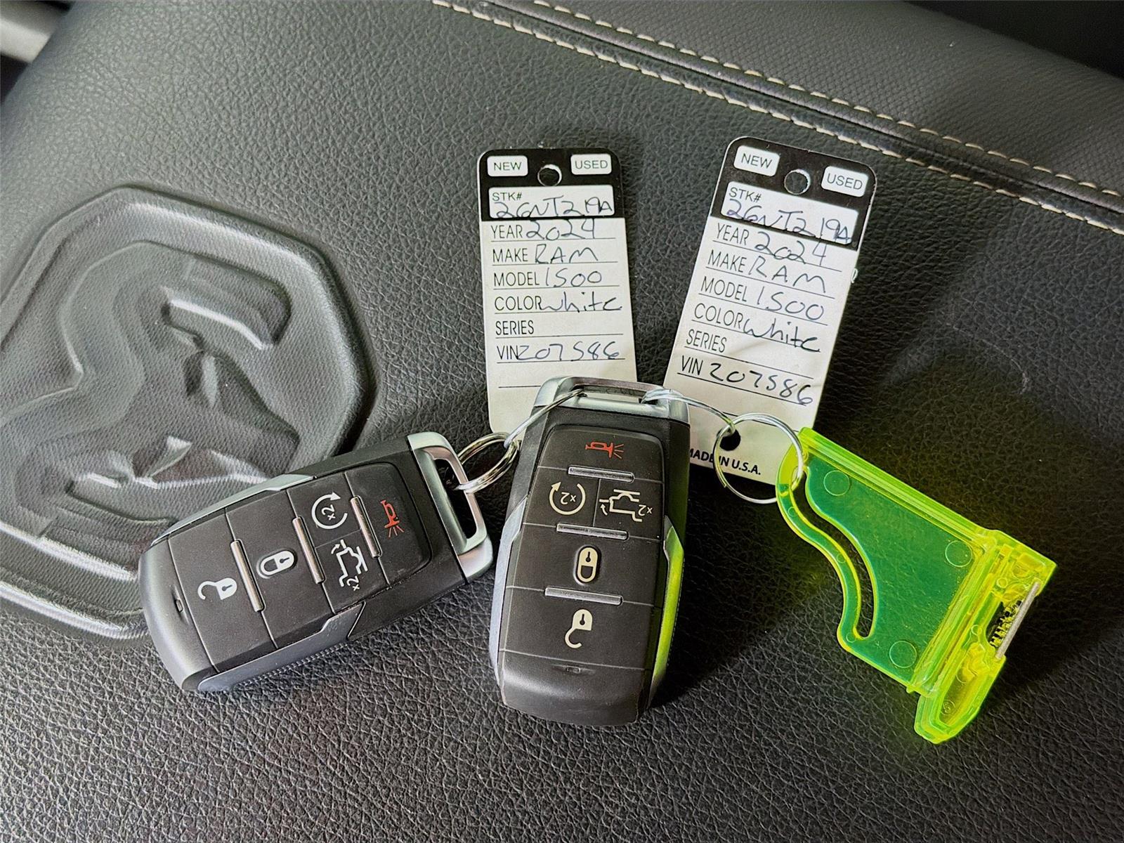 View vehicle photo 4