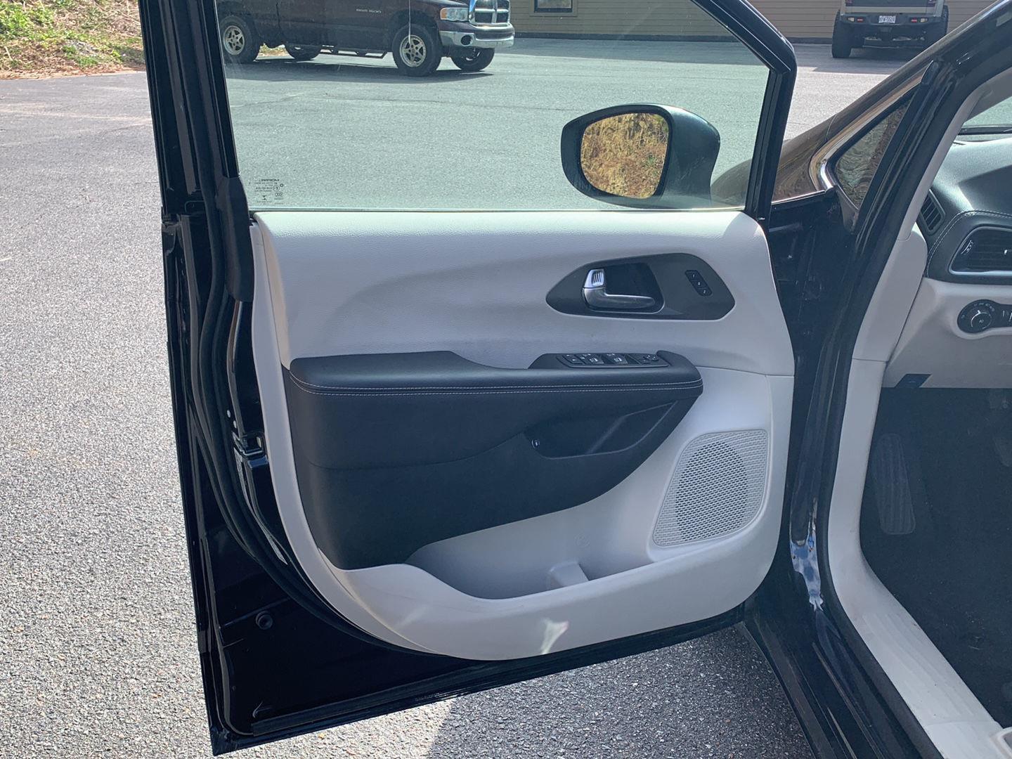 Brilliant Black Crystal Pearlcoat 2023 Chrysler Pacifica Hybrid Touring L FWD Minivan Front-Wheel Drive Automatic