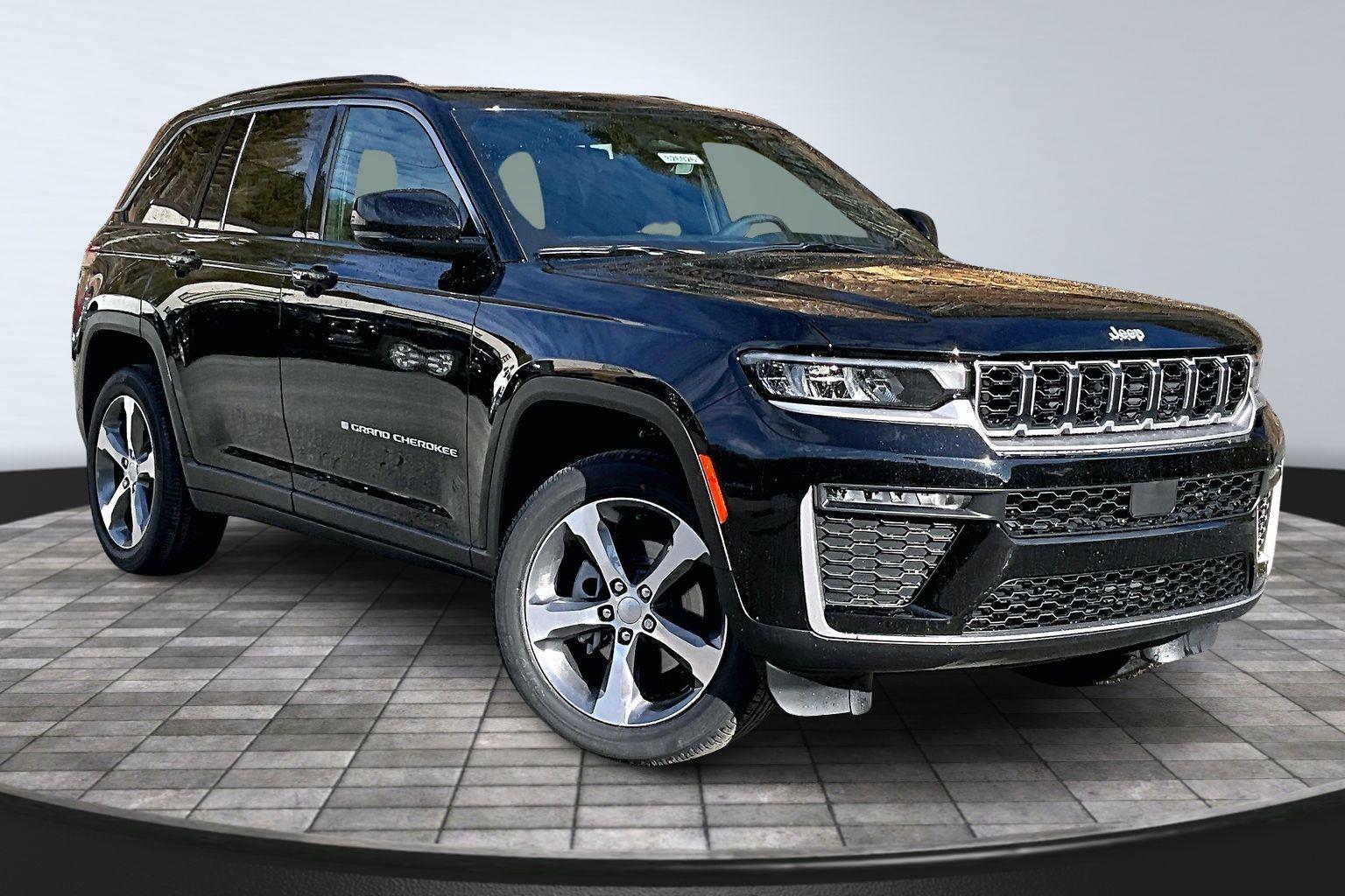 Diamond Black Crystal Pearlcoat 2026 Jeep Grand Cherokee SUV / Crossover Four-Wheel Drive 8-Speed Automatic