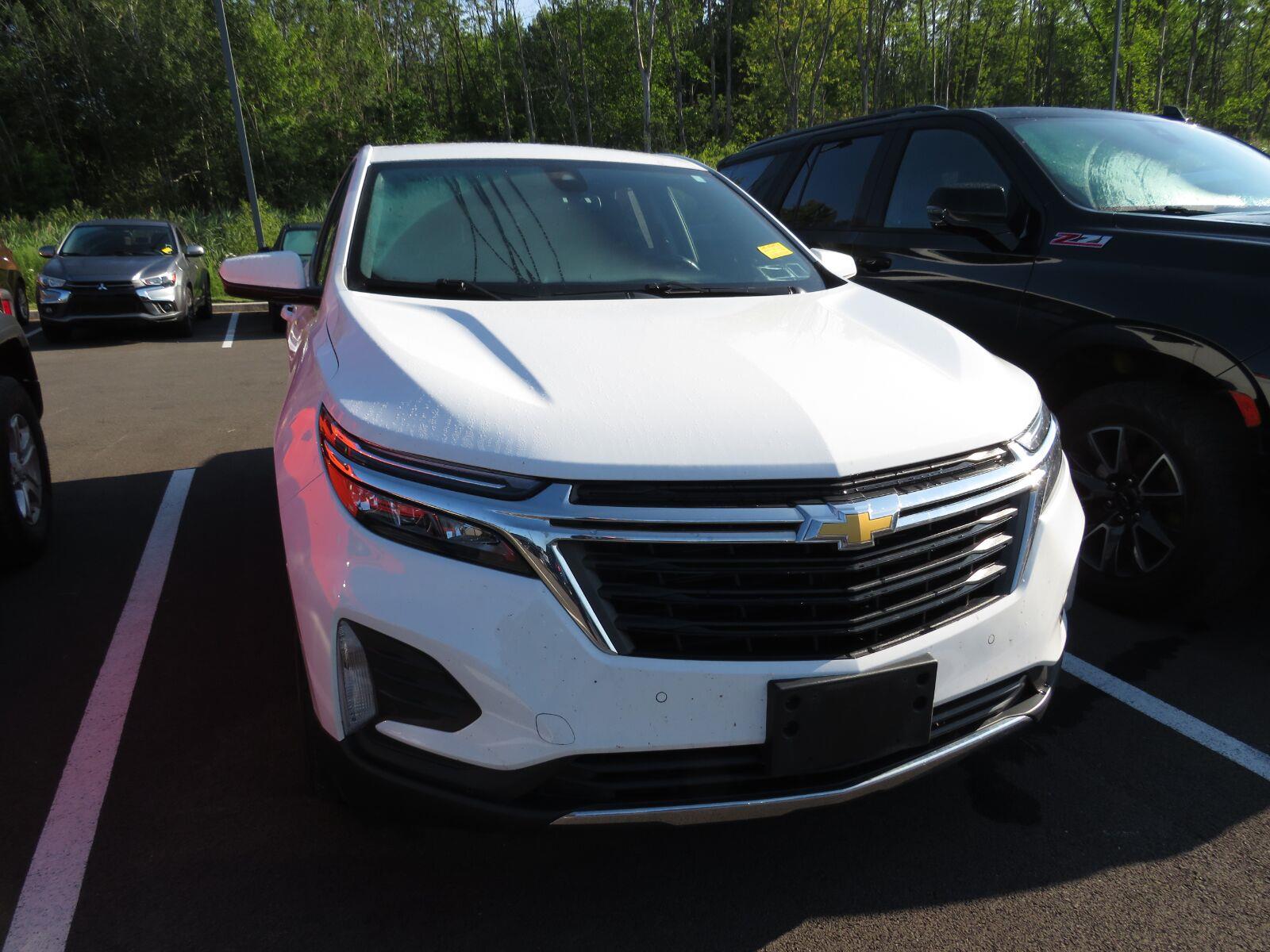 Used 2024 Summit White Chevrolet LT image 3
