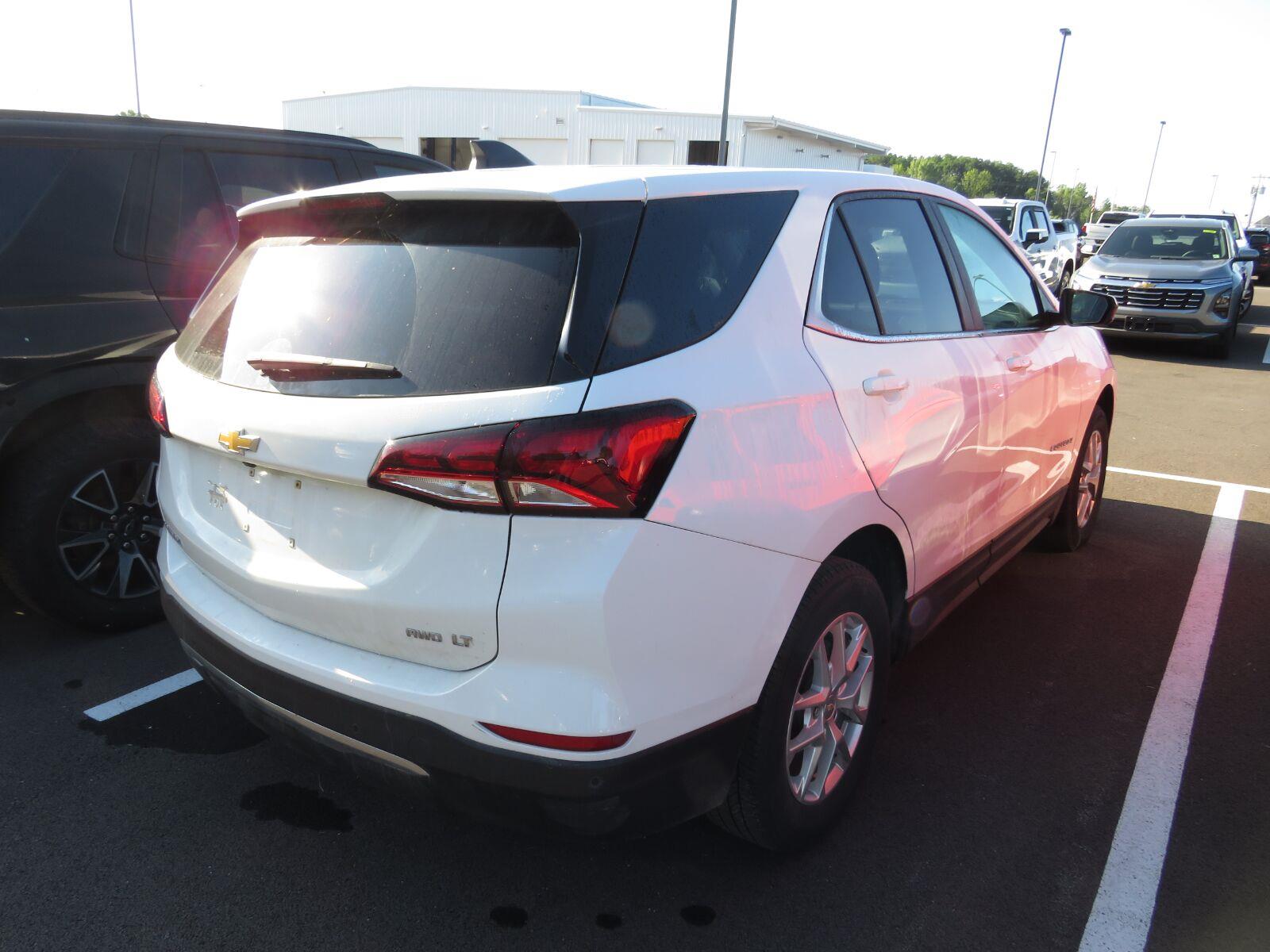 Used 2024 Summit White Chevrolet LT image 12