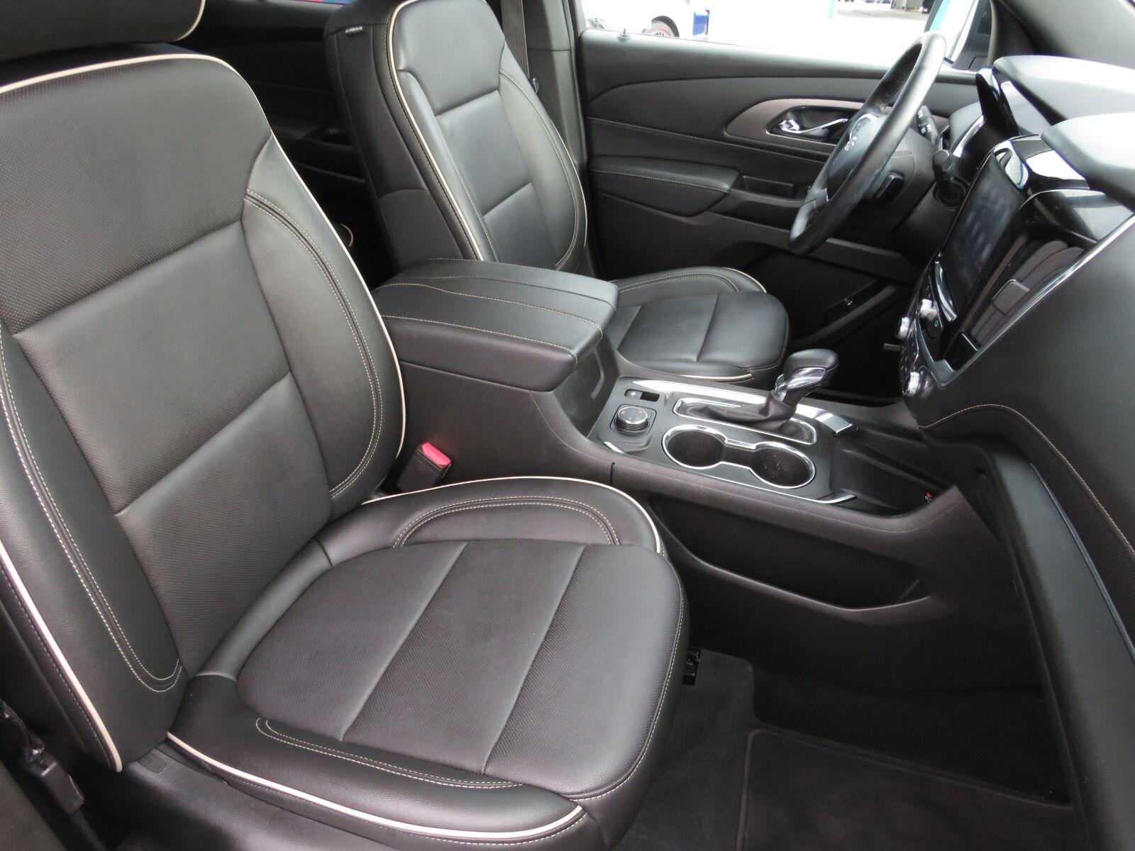 Used 2023 Iridescent Pearl Tricoat Chevrolet Premier image 19