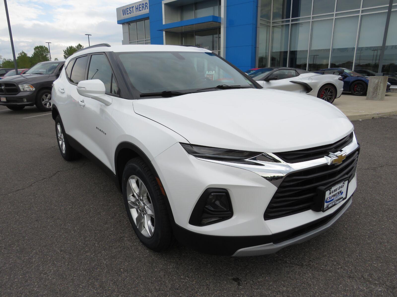 Used 2019 Summit White Chevrolet  image 2