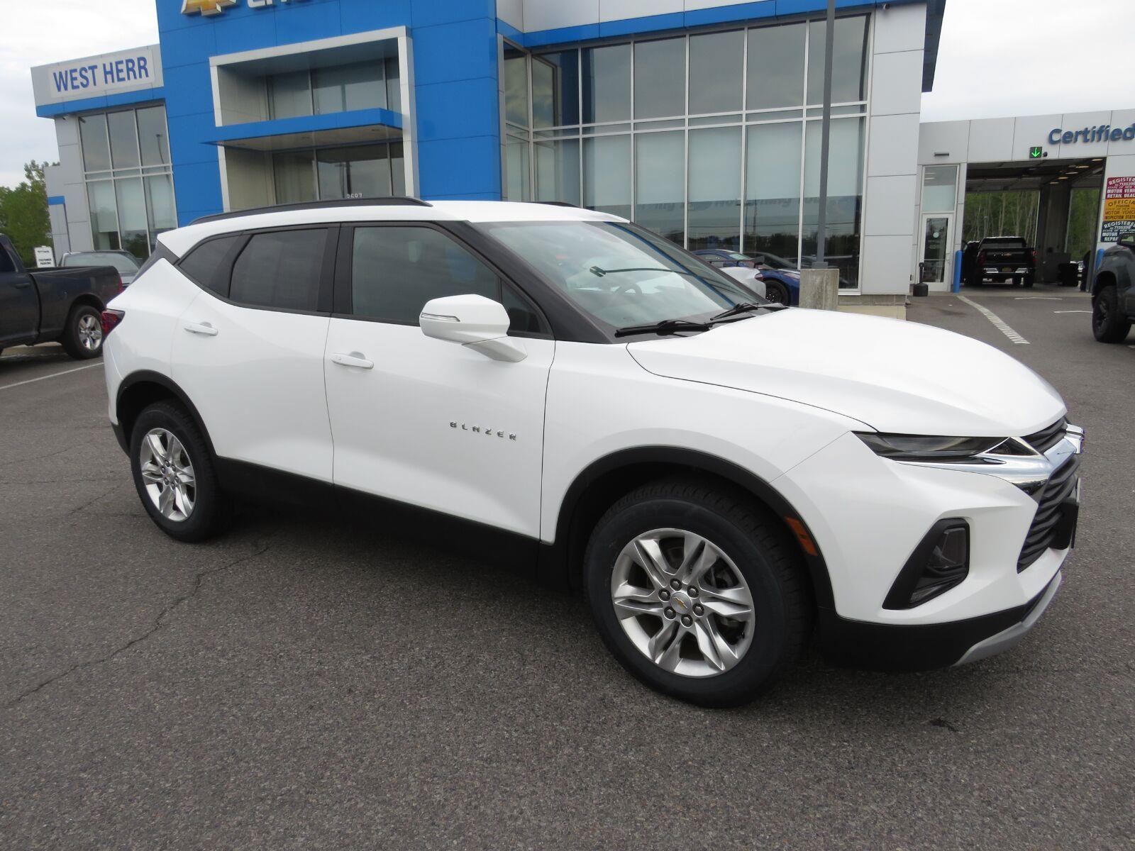 Used 2019 Summit White Chevrolet  image 4