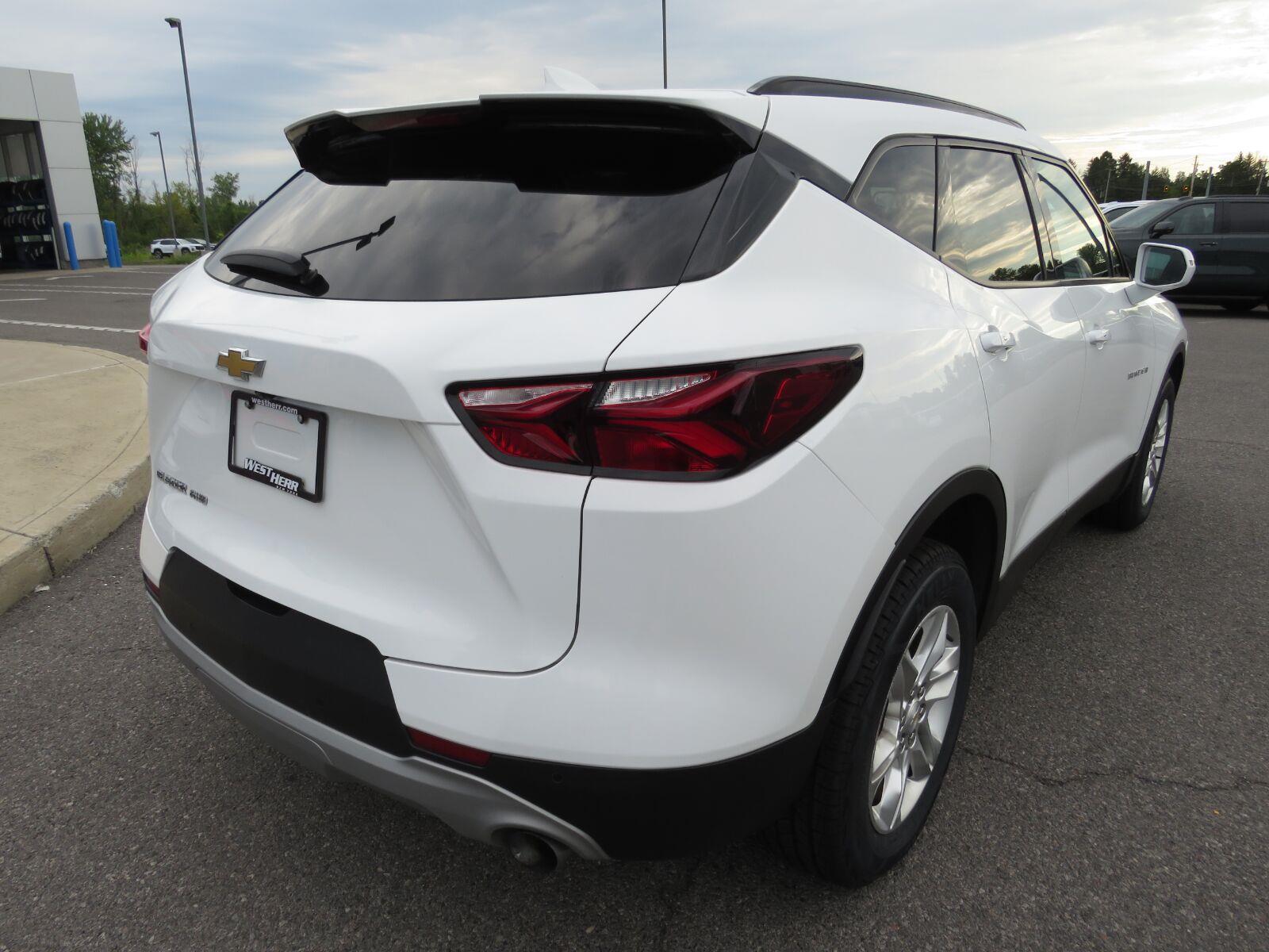 Used 2019 Summit White Chevrolet  image 6