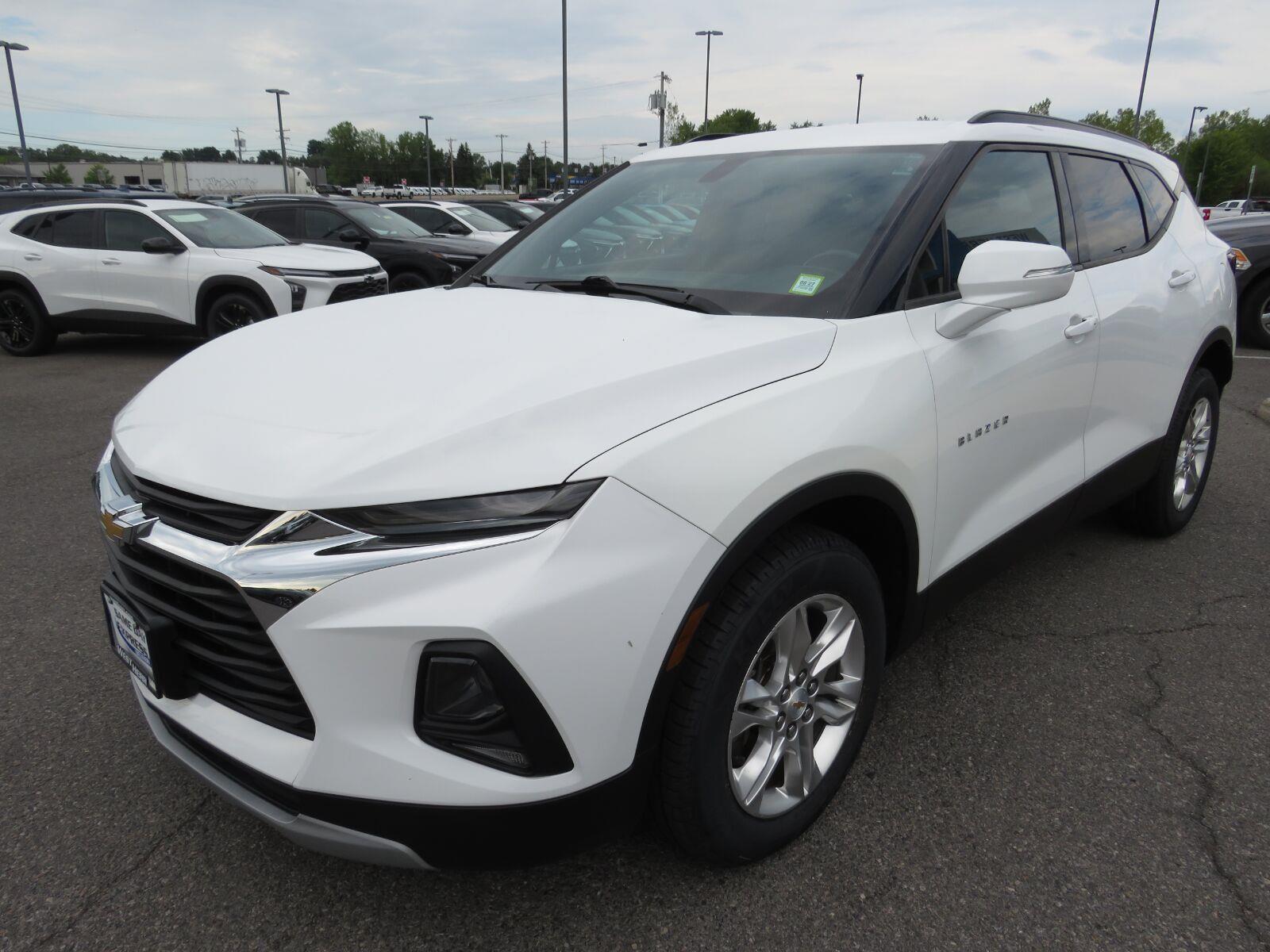 Used 2019 Summit White Chevrolet  image 9