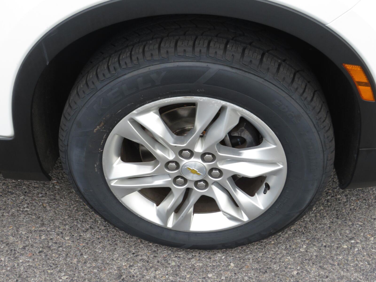 Used 2019 Summit White Chevrolet  image 12