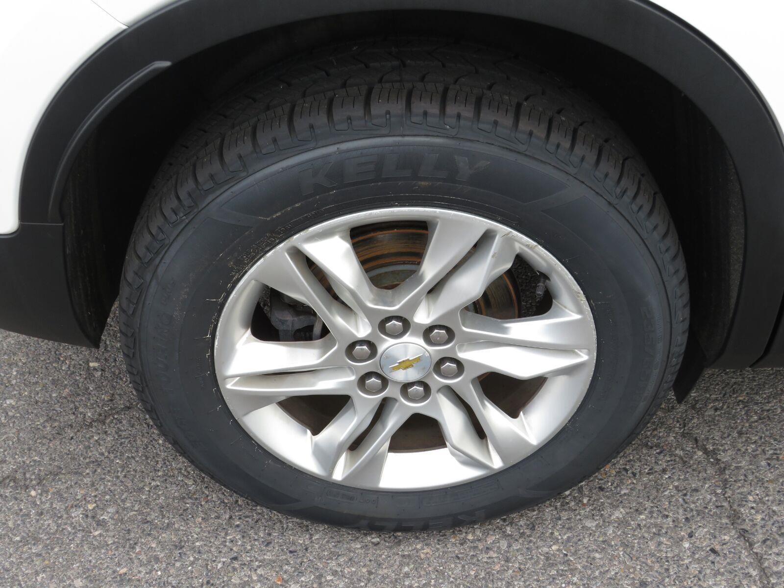 Used 2019 Summit White Chevrolet  image 13