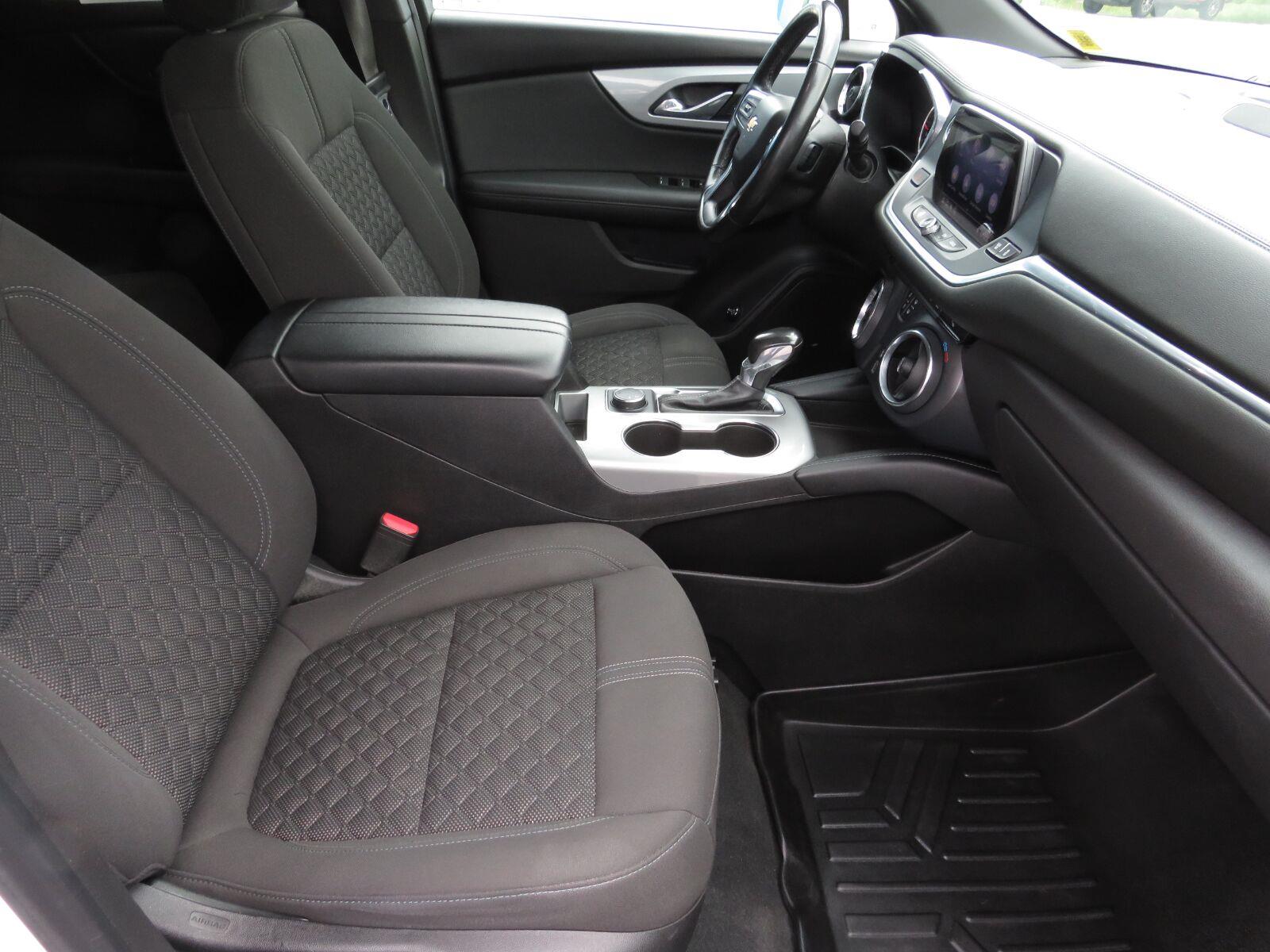 Used 2019 Summit White Chevrolet  image 19