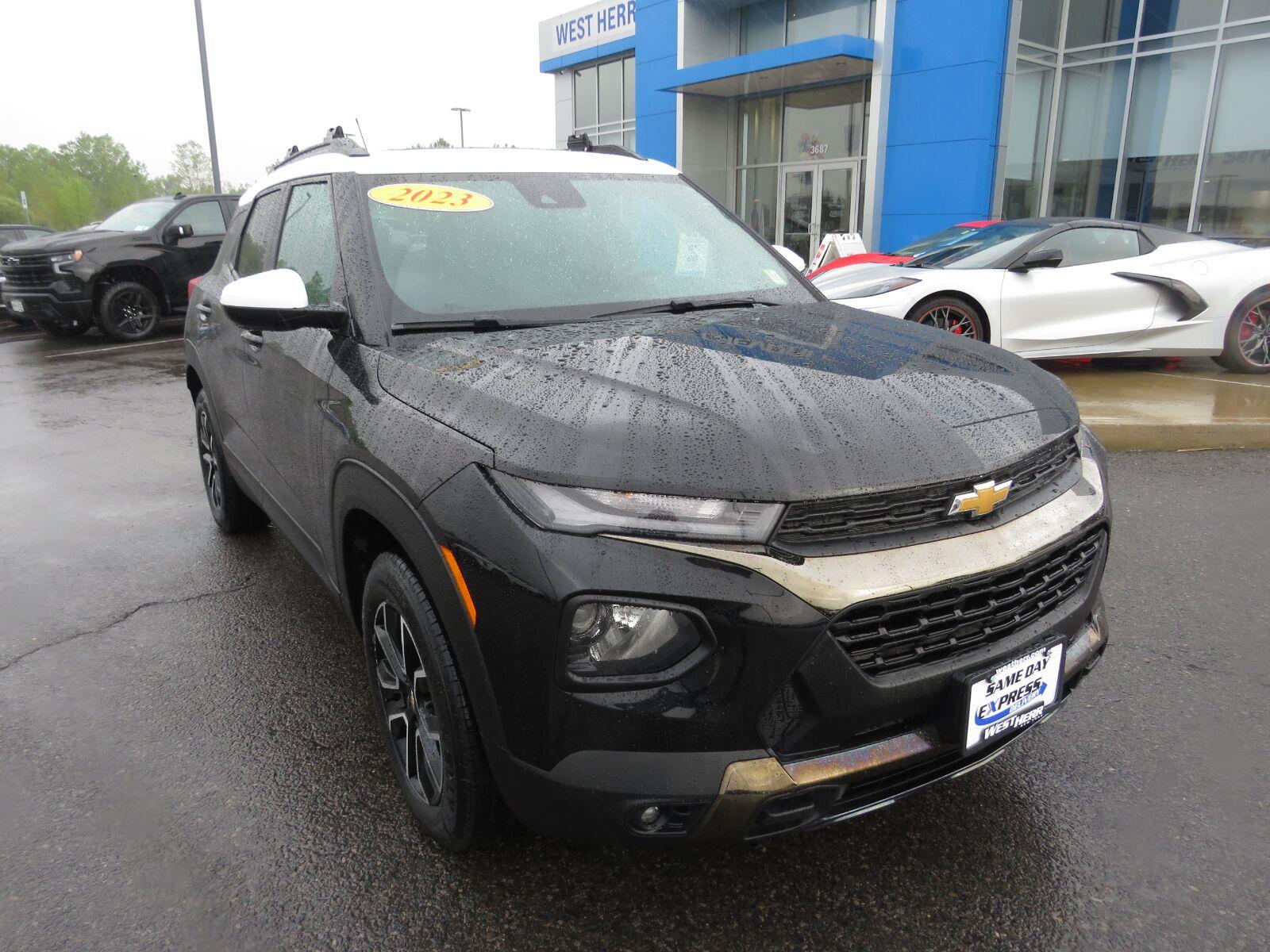 Used 2022 Mosaic Black Metallic Chevrolet ACTIV image 3
