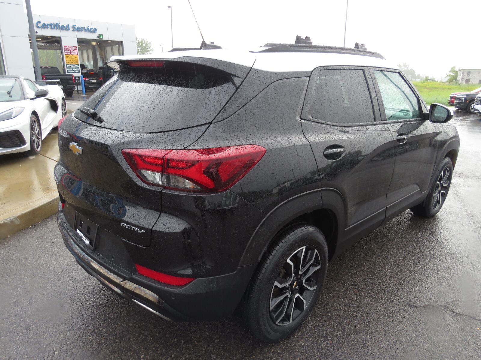 Used 2022 Mosaic Black Metallic Chevrolet ACTIV image 5