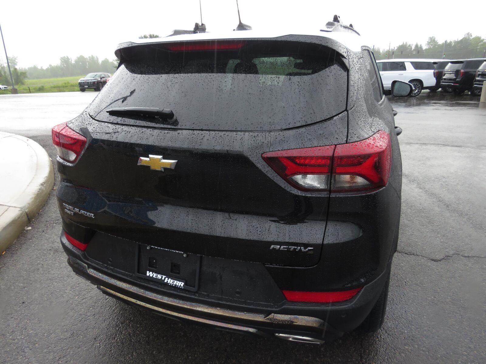 Used 2022 Mosaic Black Metallic Chevrolet ACTIV image 7